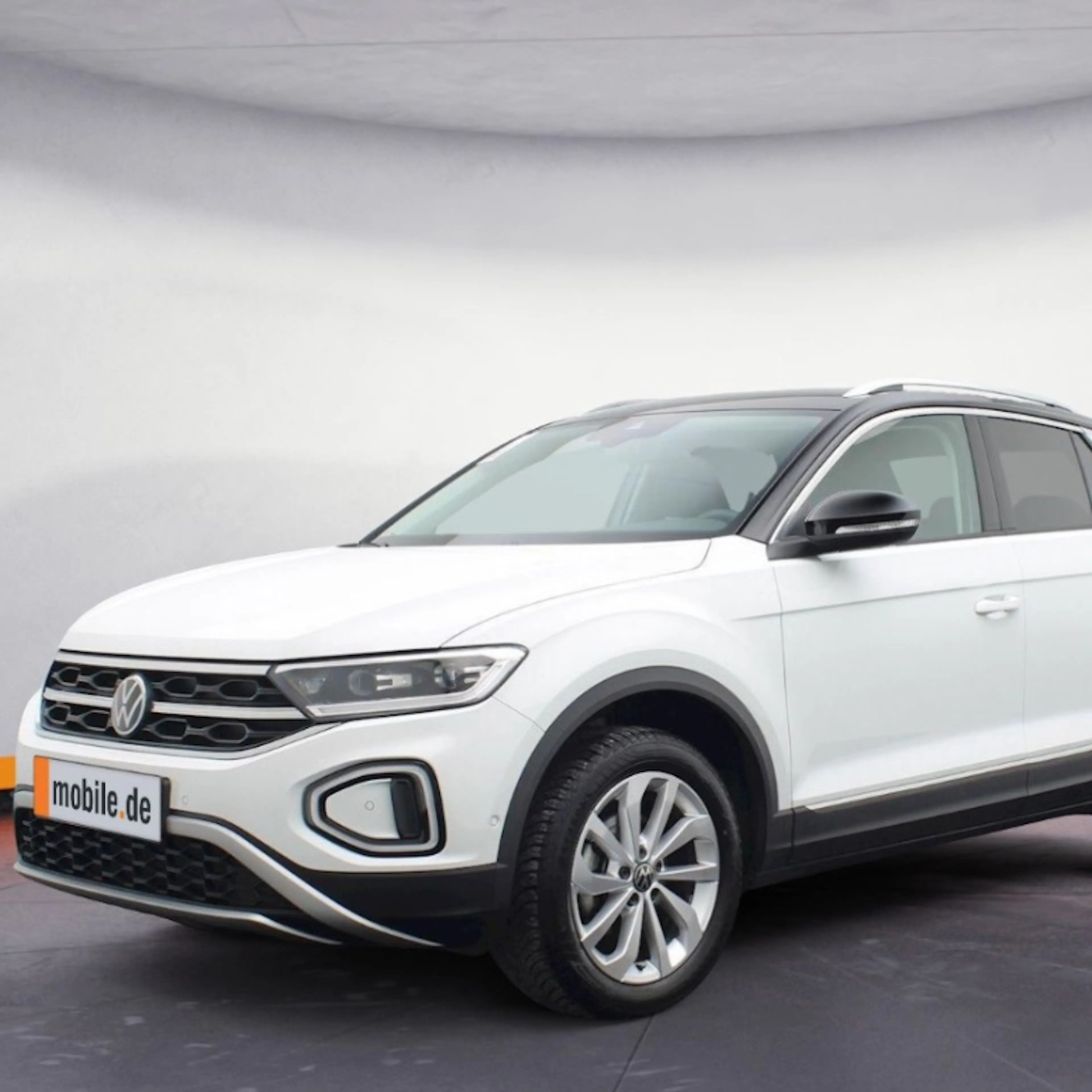 ein weißer VW T-Roc in einem Autohaus