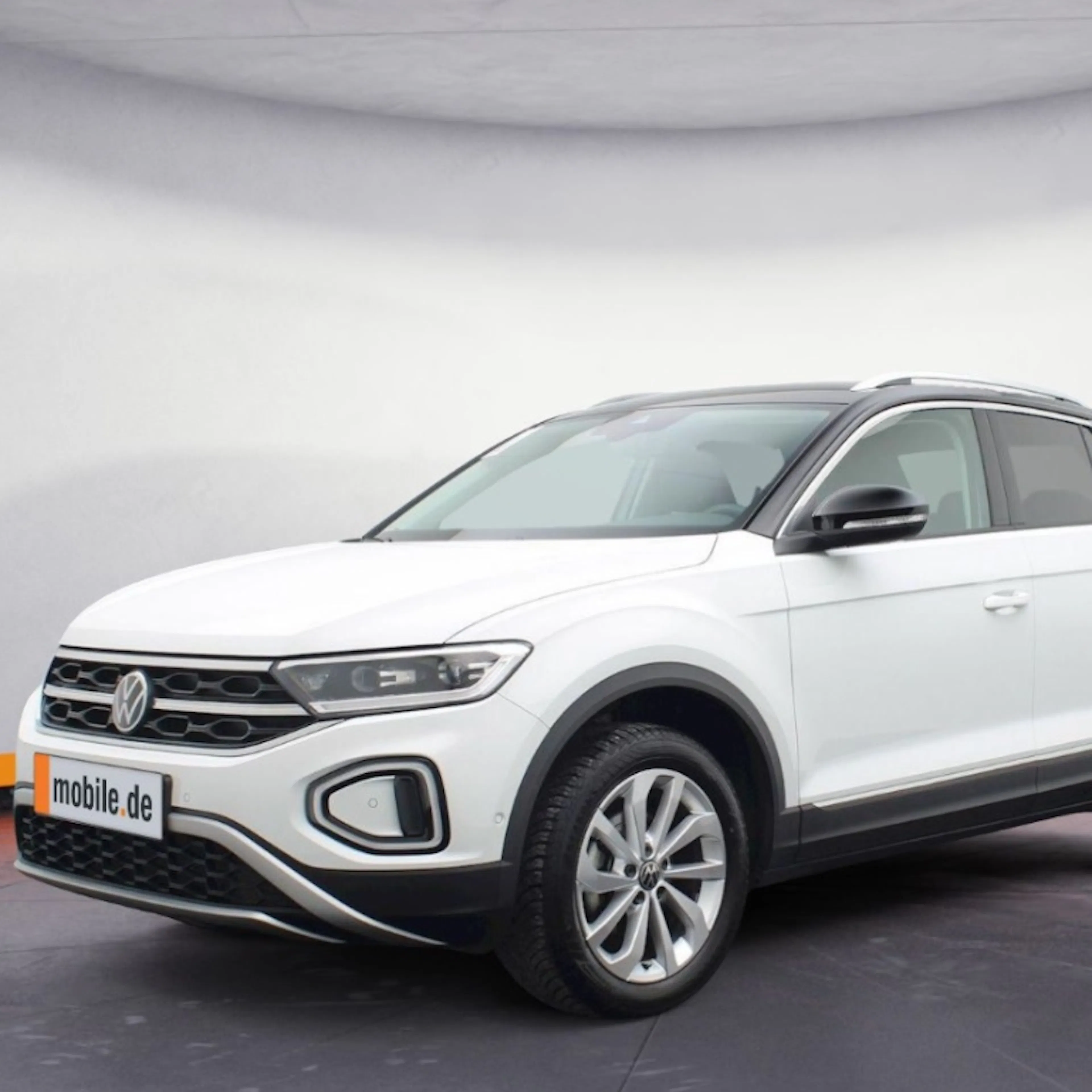Ein weißer VW T-Roc im Autohaus.