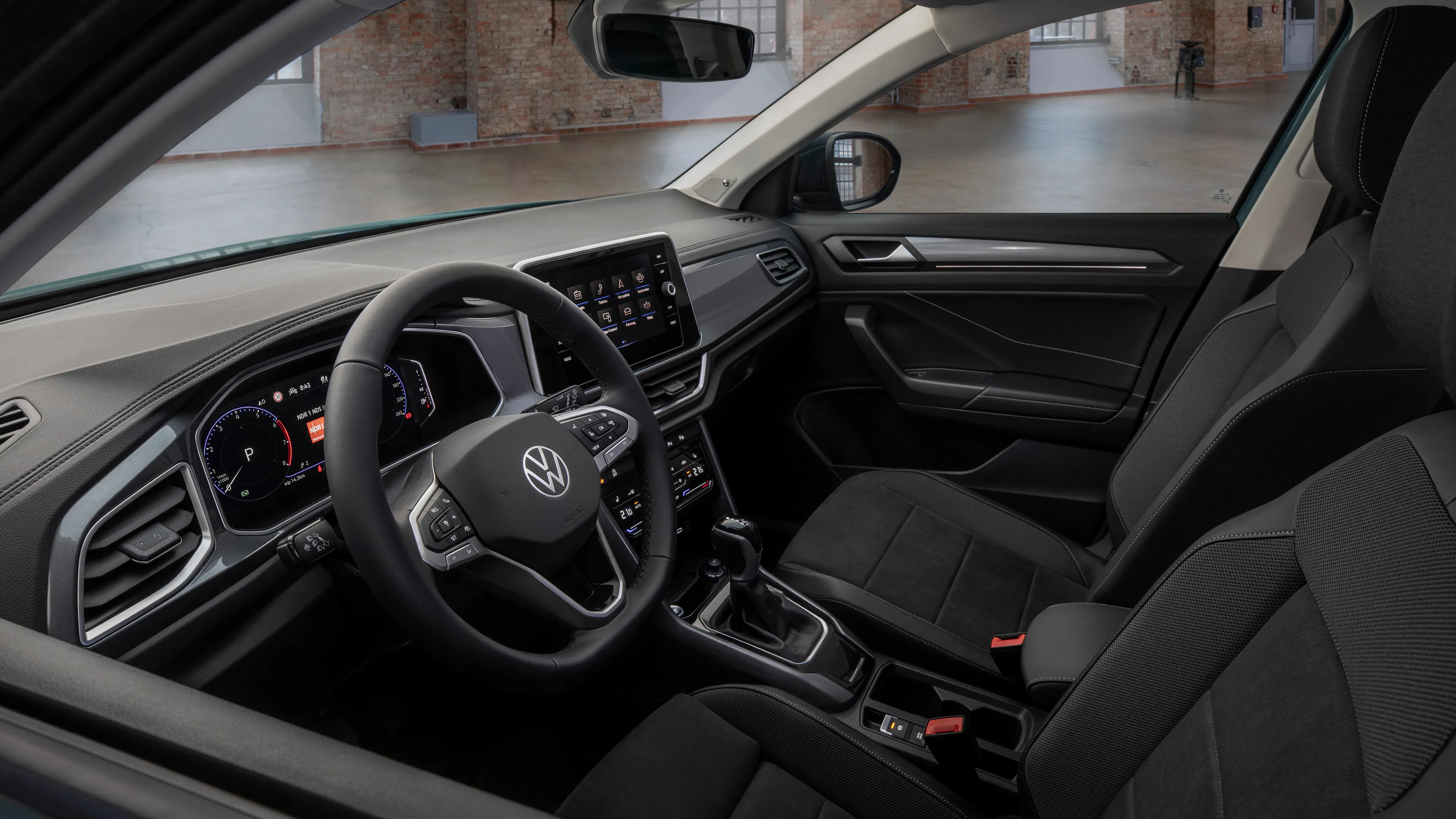 Interior of the VW T-Roc facelift, view of the dashboard and steering wheel.