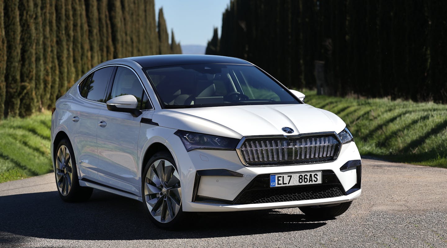 Ein weißer Škoda Enyaq steht auf einer Einfahrt