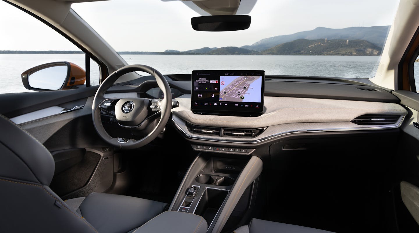 Das Armaturenbrett und Lenkrad des Škoda Enyaq