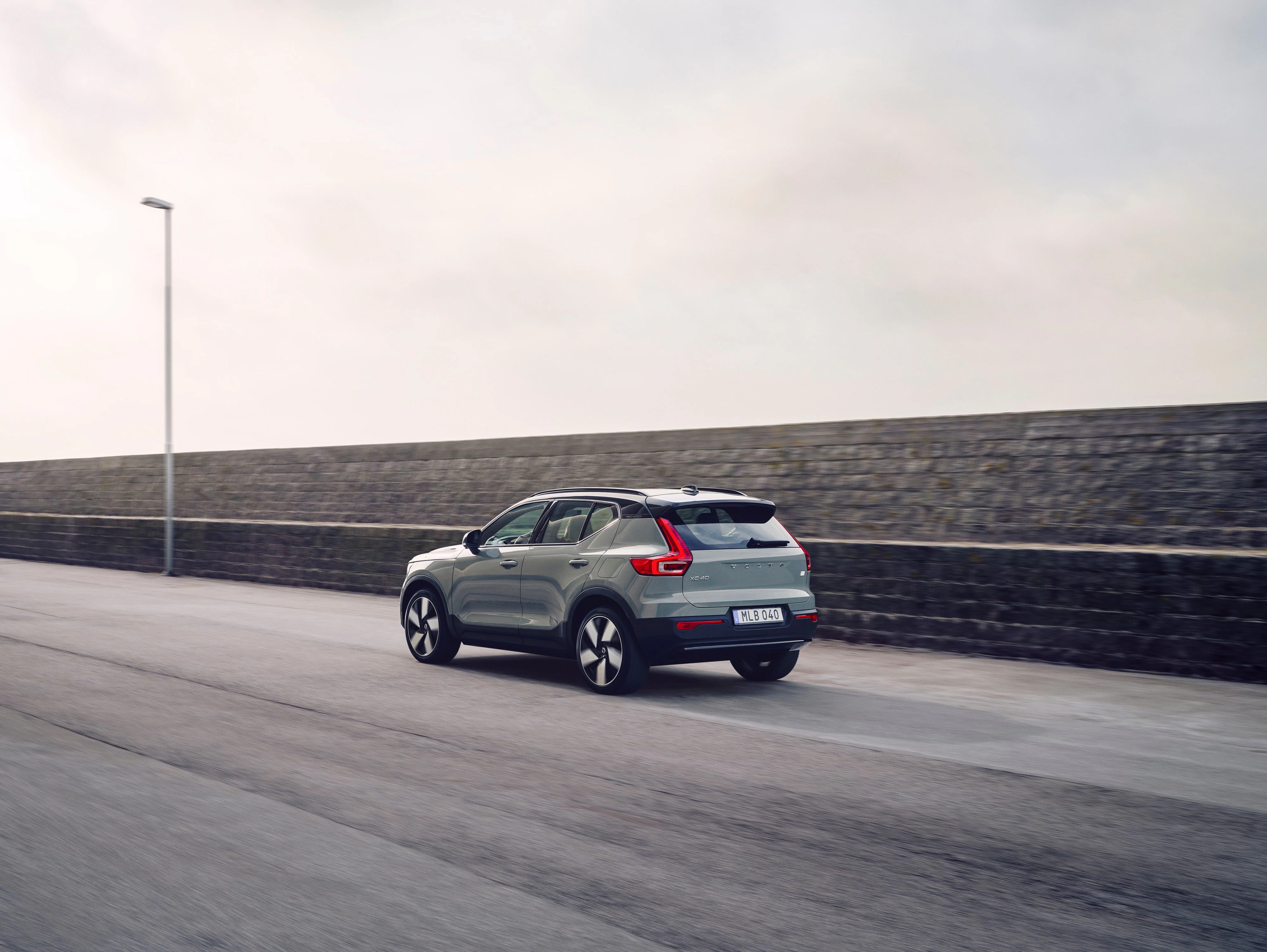 Volvo EX40 Heck dynamisch