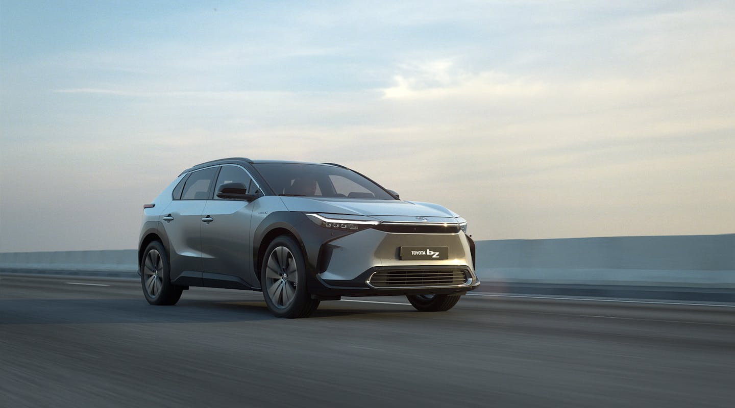 Ein Toyota bZ4X fährt auf der Autobahn