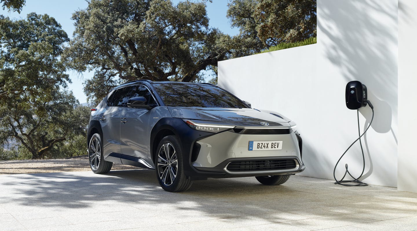 Ein Toyota bZ4X parkt neben einer Wallbox