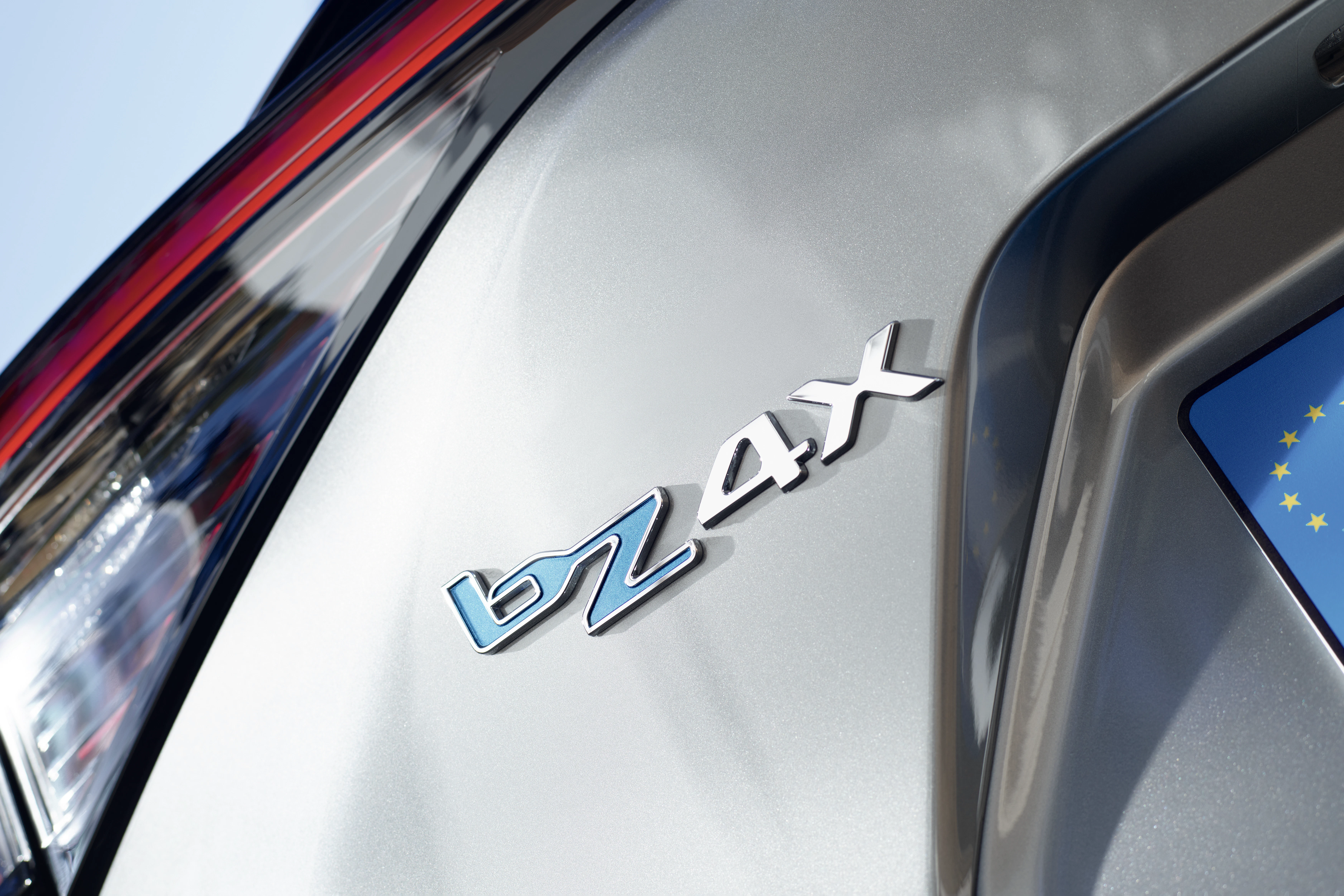 Toyota bZ4X Schriftzug Detail