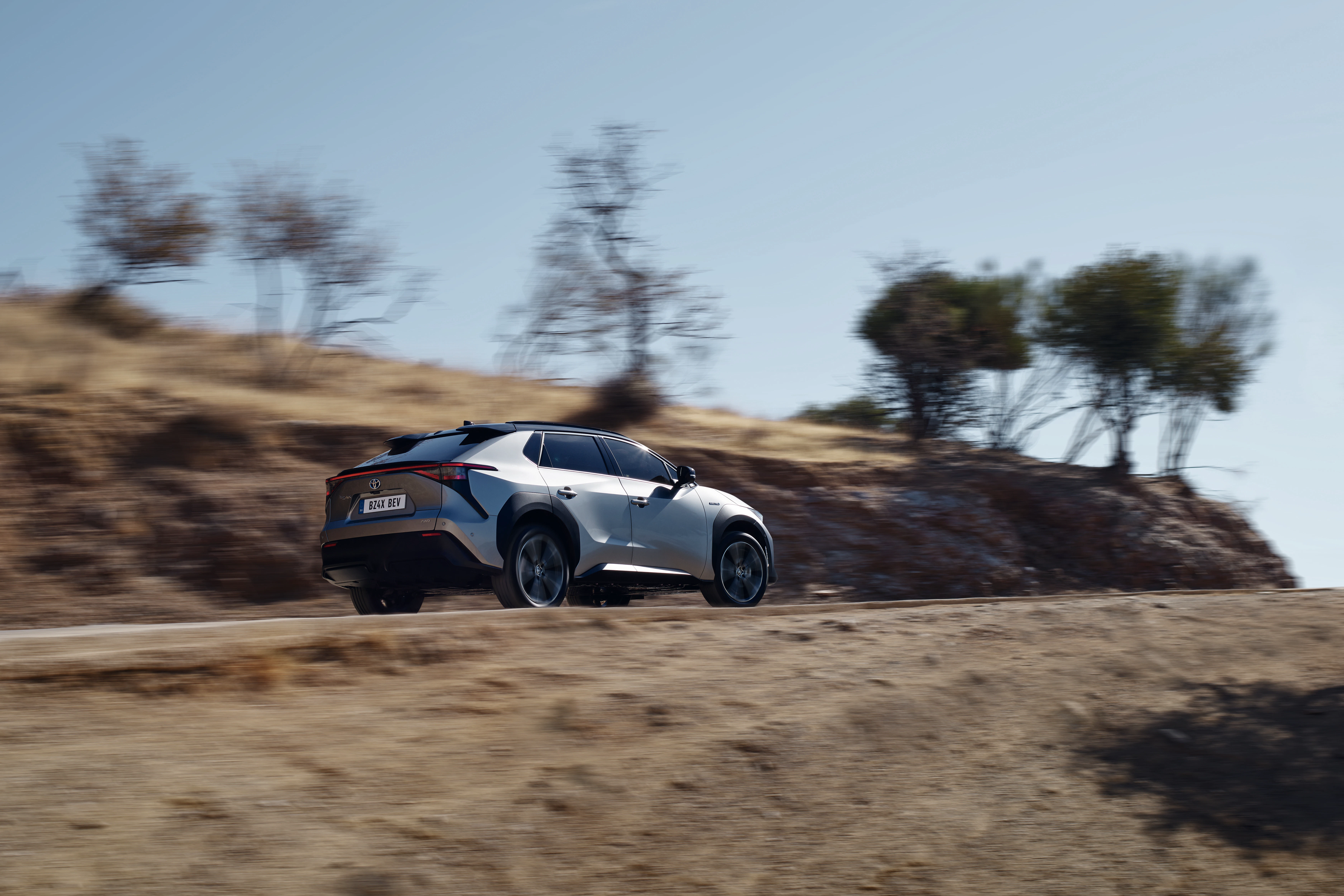 Toyota bZ4X Heck dynamisch