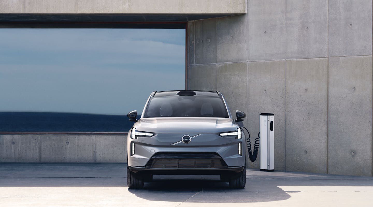 Volvo EX90 parkt an einer Ladestation