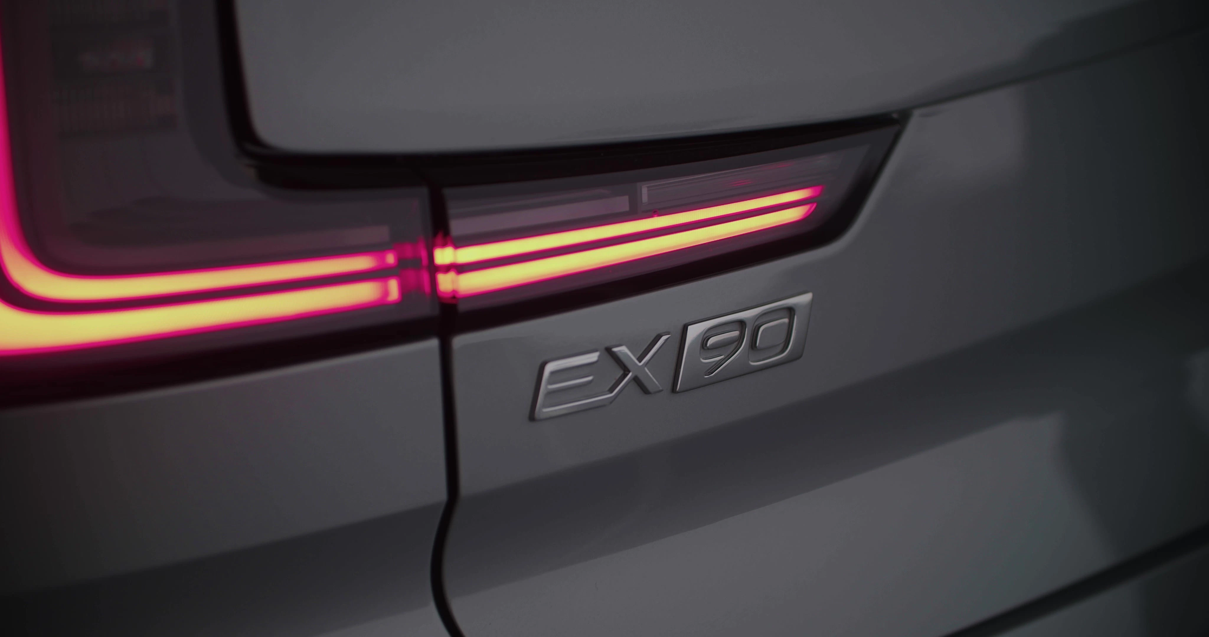 Volvo EX90 Schriftzug Detail