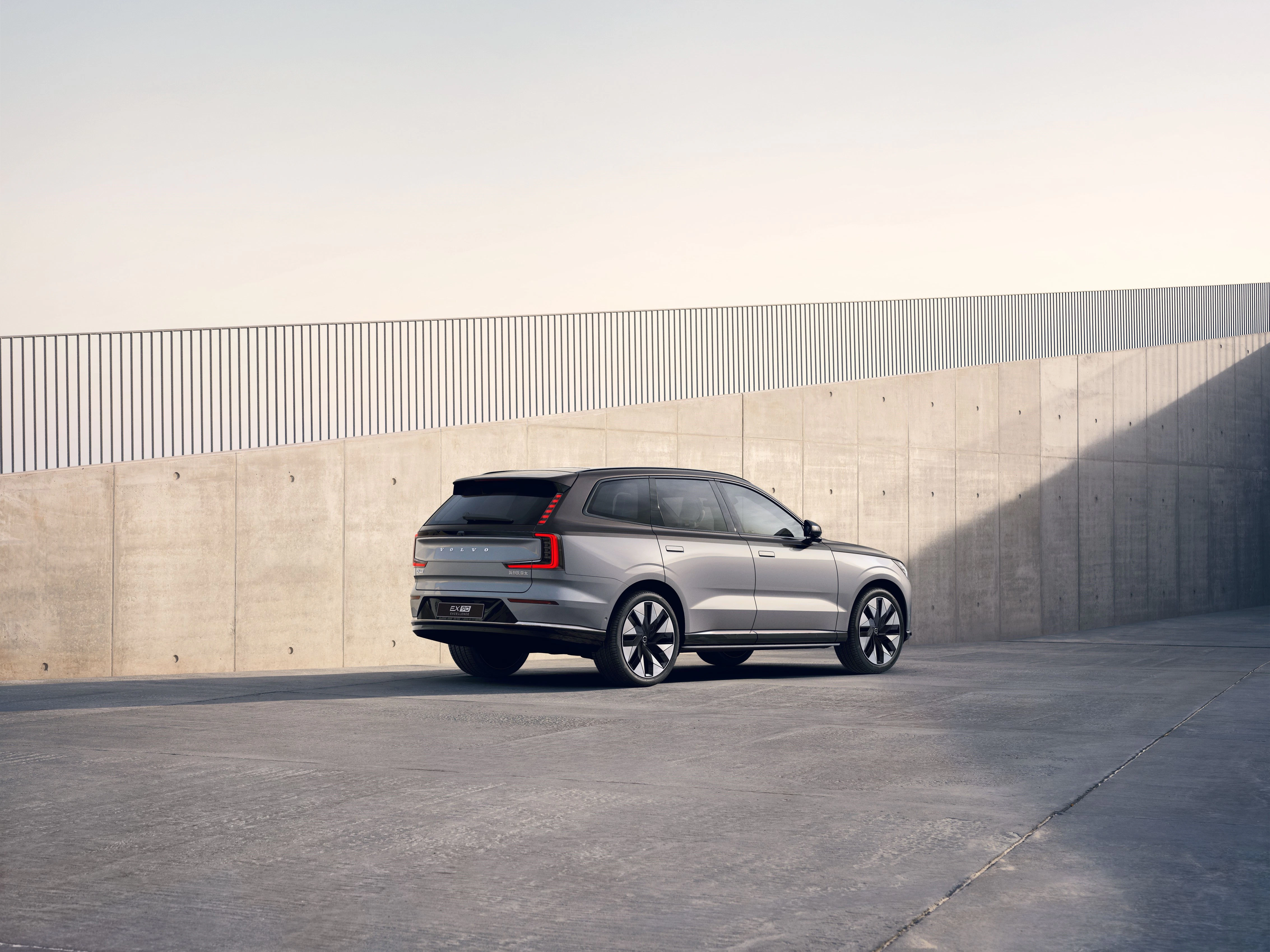 Volvo EX90 Heck dynamisch