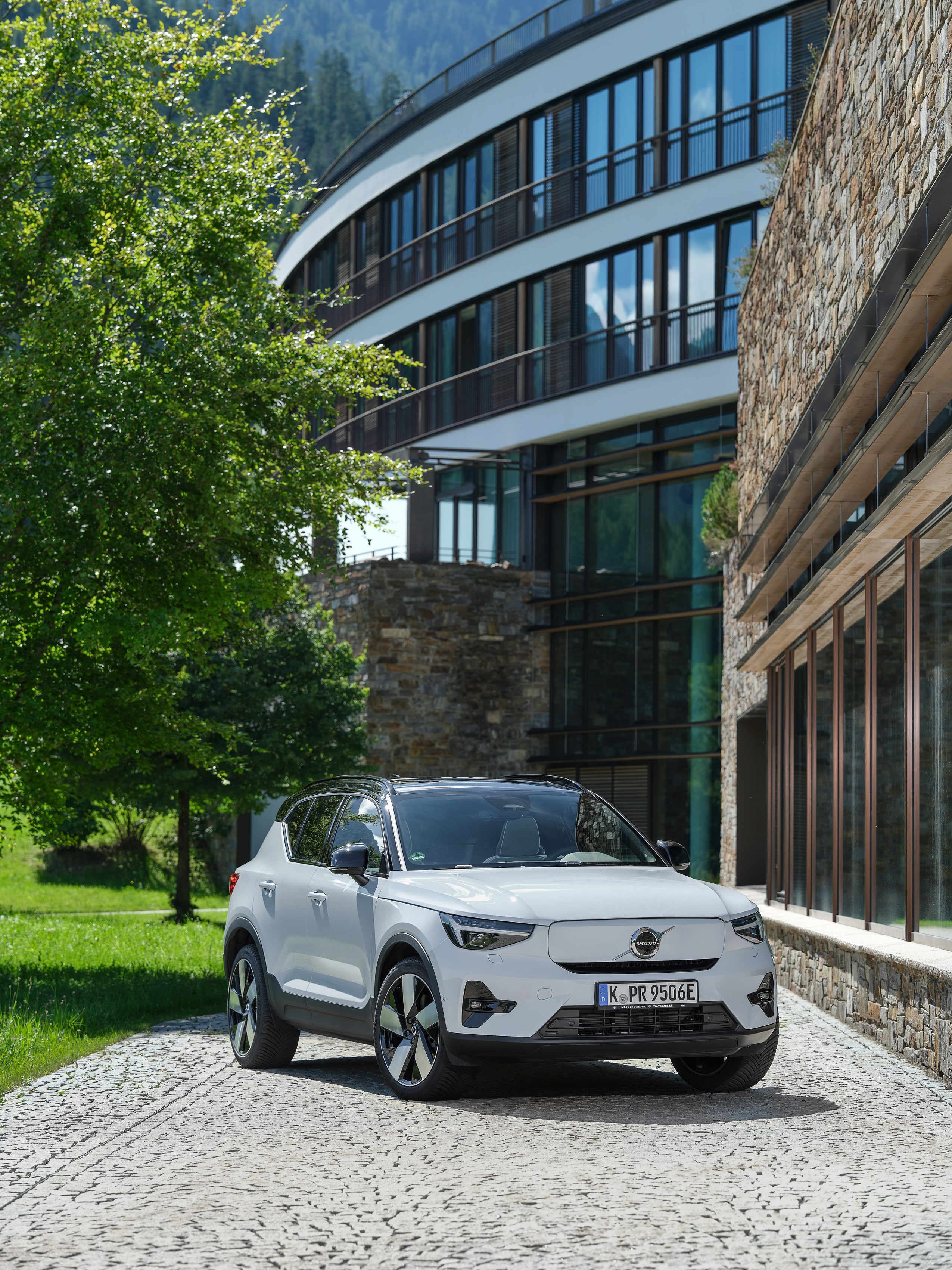 Ein Volvo EX40 steht vor einem Gebäude