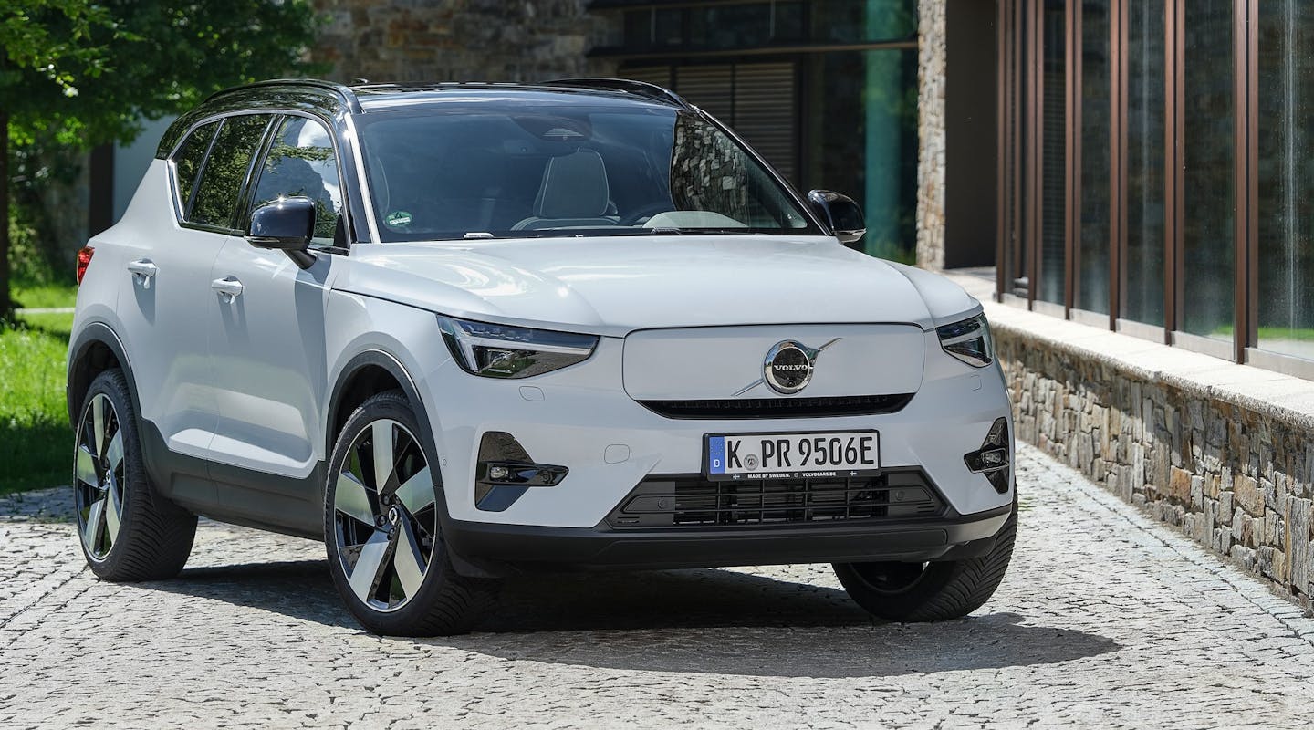 Ein Volvo EX40 steht vor einem Gebäude