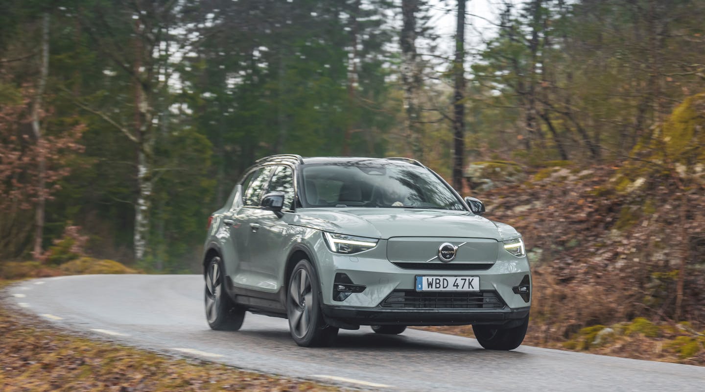 Ein Volvo EX40 fährt auf einer Landstraße