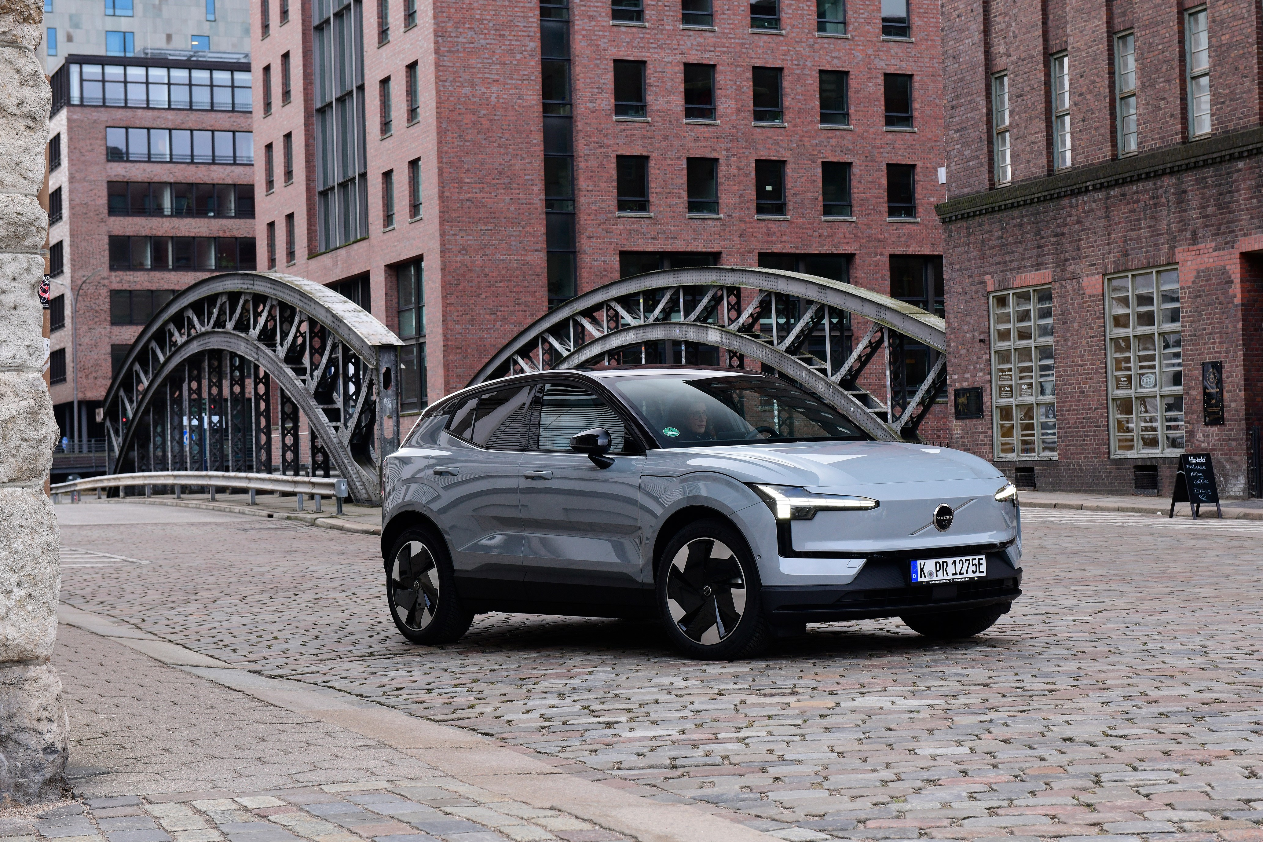 ein Volvo EX30 Steht in der Altstadt