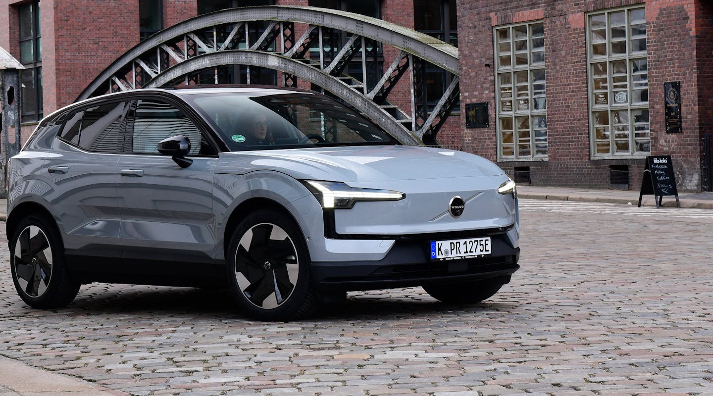 ein Volvo EX30 Steht in der Altstadt