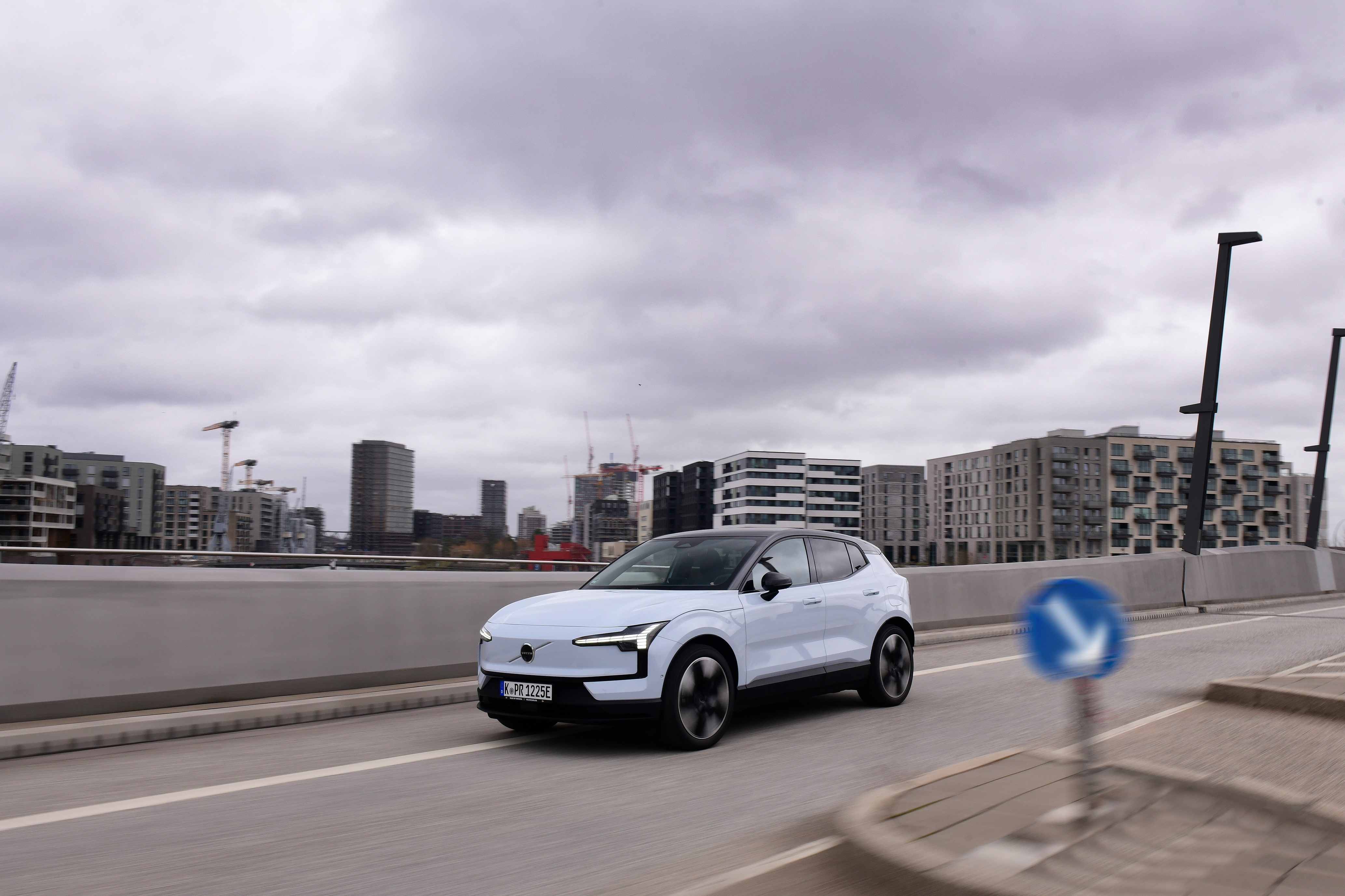 ein Volvo EX30 fährt durch die Stadt 
