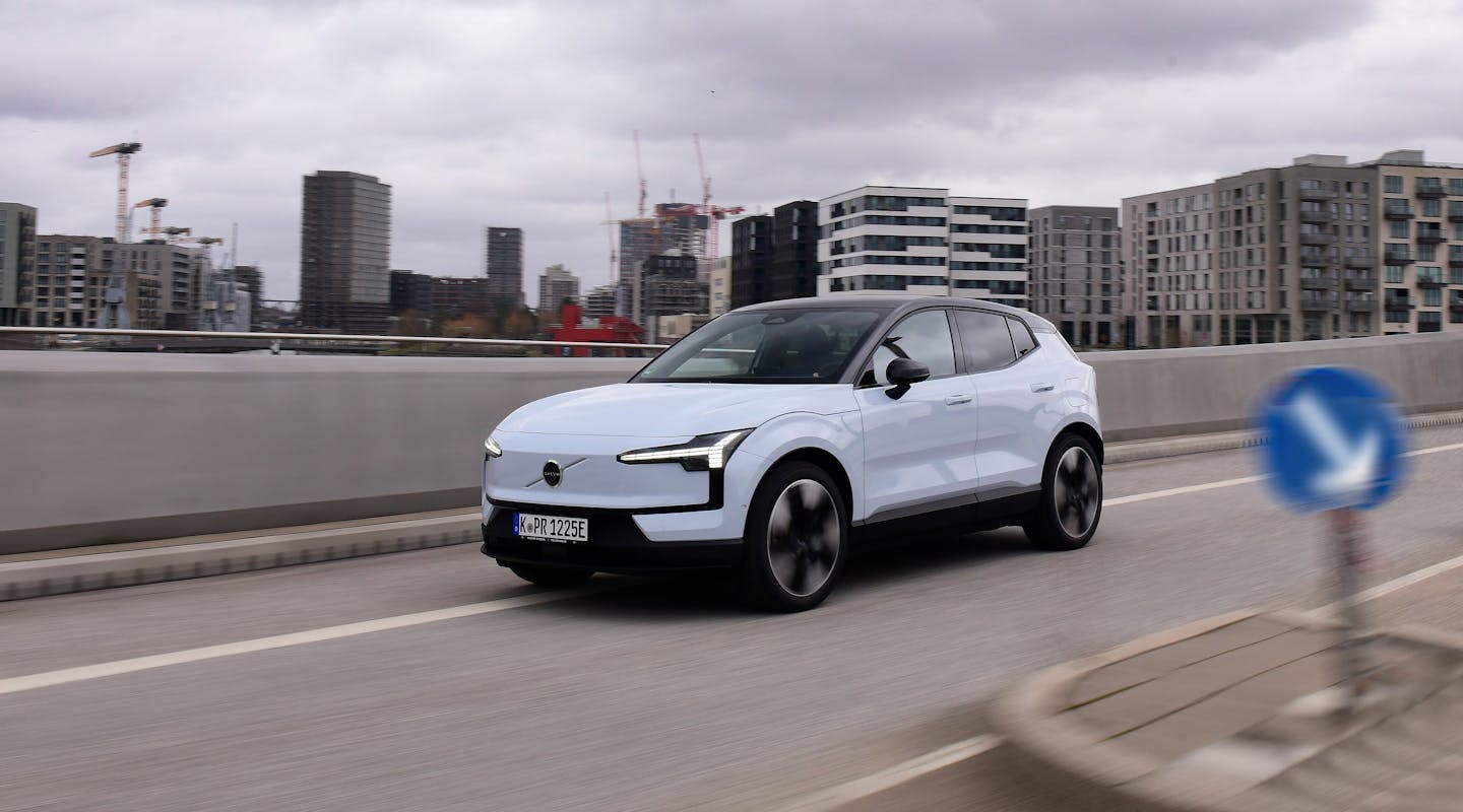 ein Volvo EX30 fährt durch die Stadt