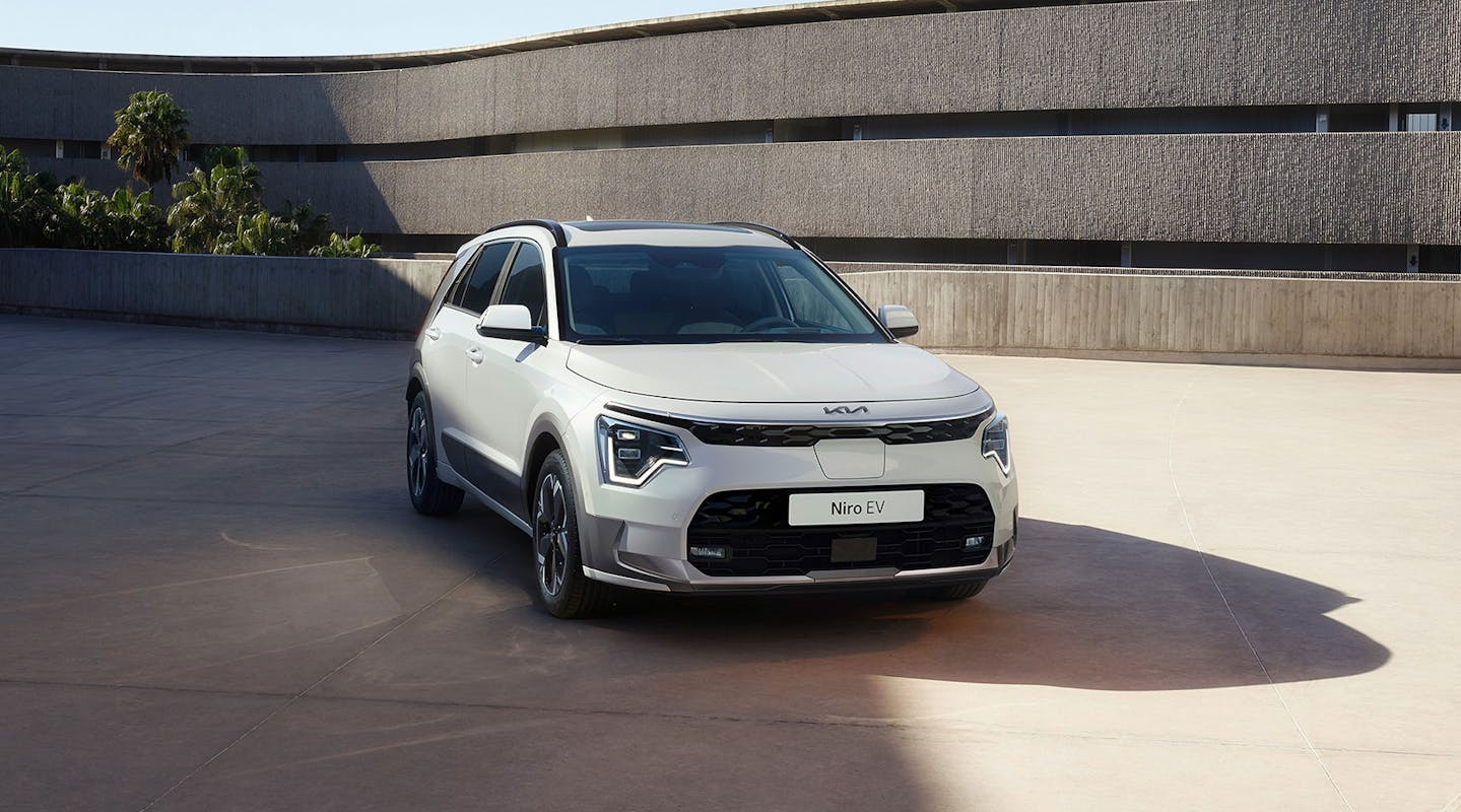 Ein weißer Kia e-Niro parkt