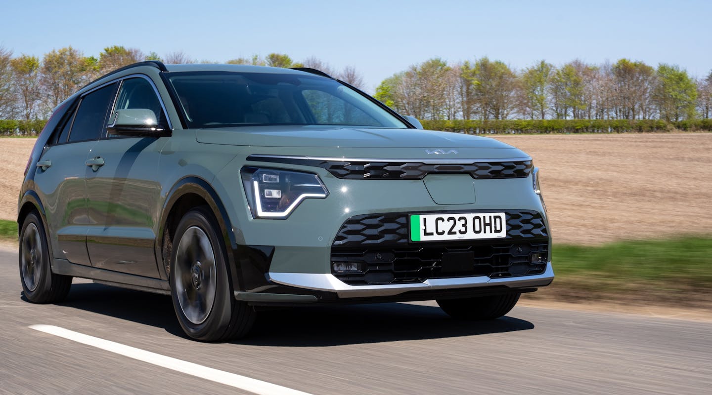 Ein grauer Kia e-Niro fährt auf einer Landtraße