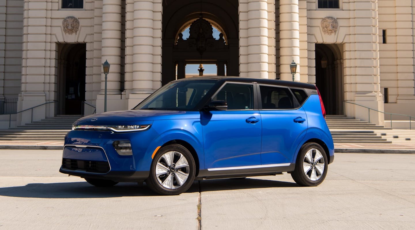 Ein blauer Kia e-Soul parkt in der Stadt