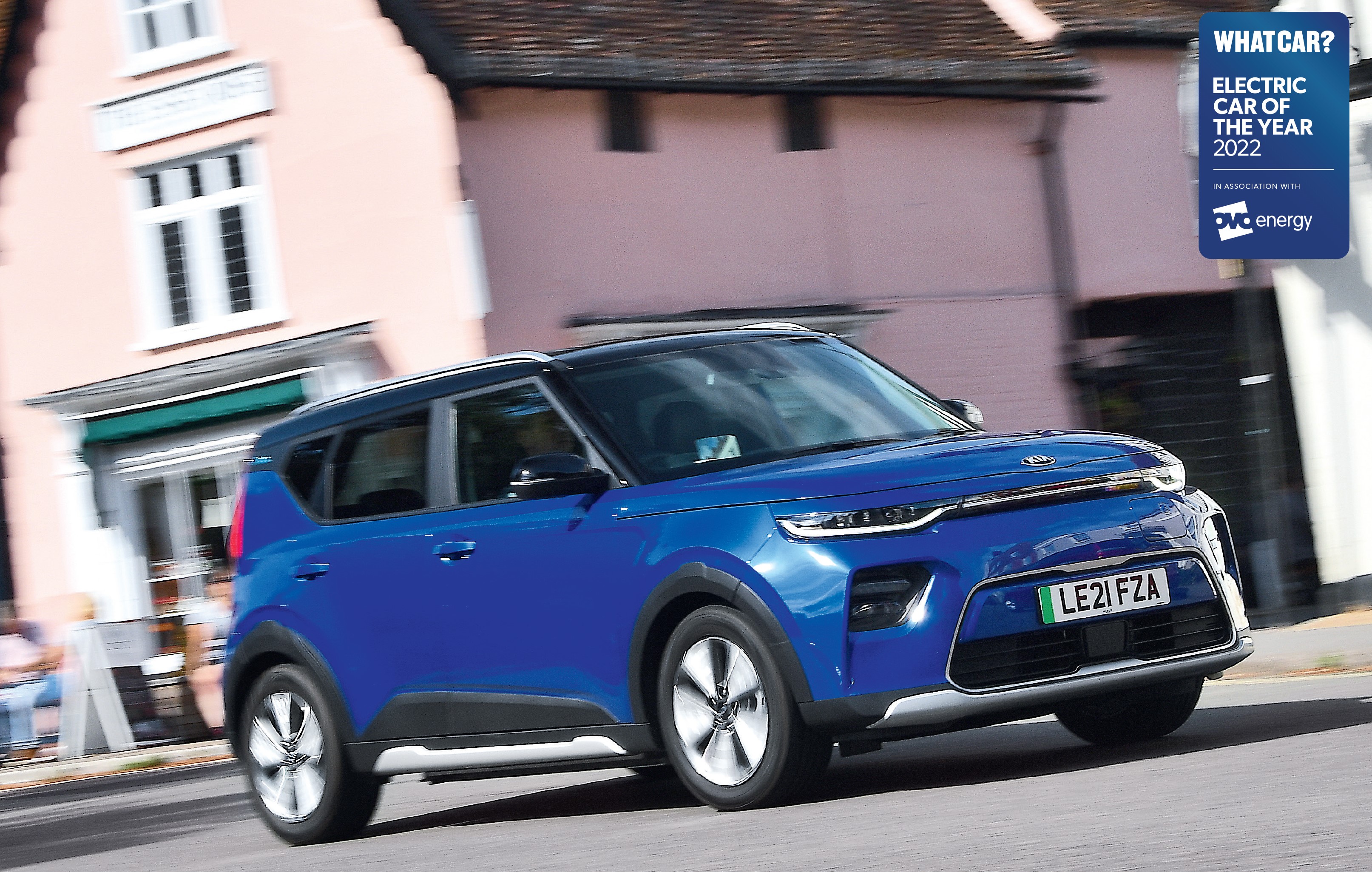 Ein blauer Kia e-Soul fährt durch die Innenstadt