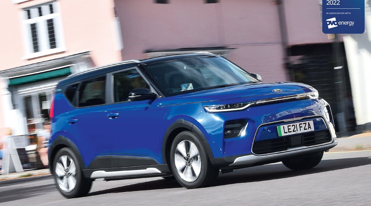 Ein blauer Kia e-Soul fährt durch die Innenstadt