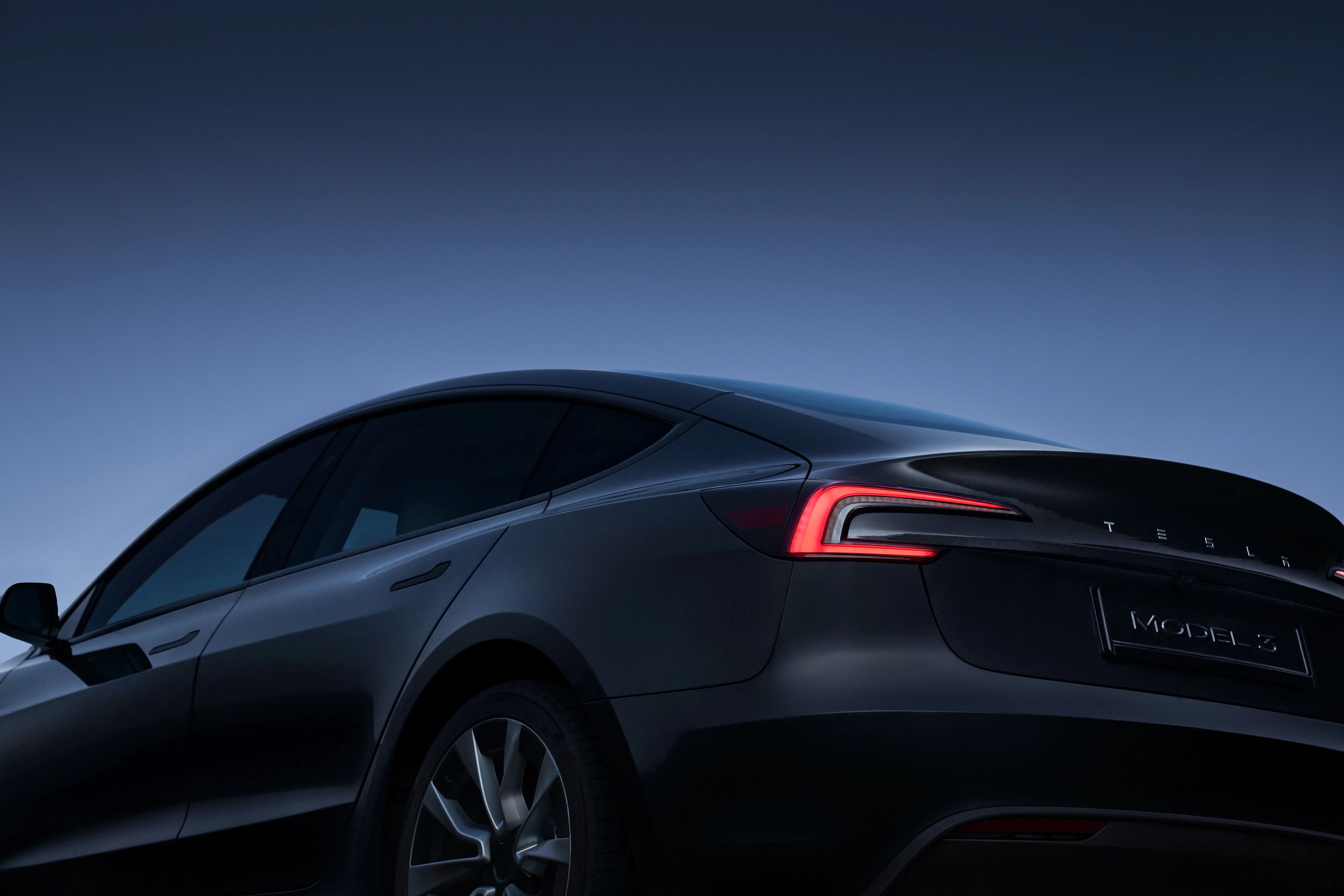 Tesla Model 3 Heck Dynamisch