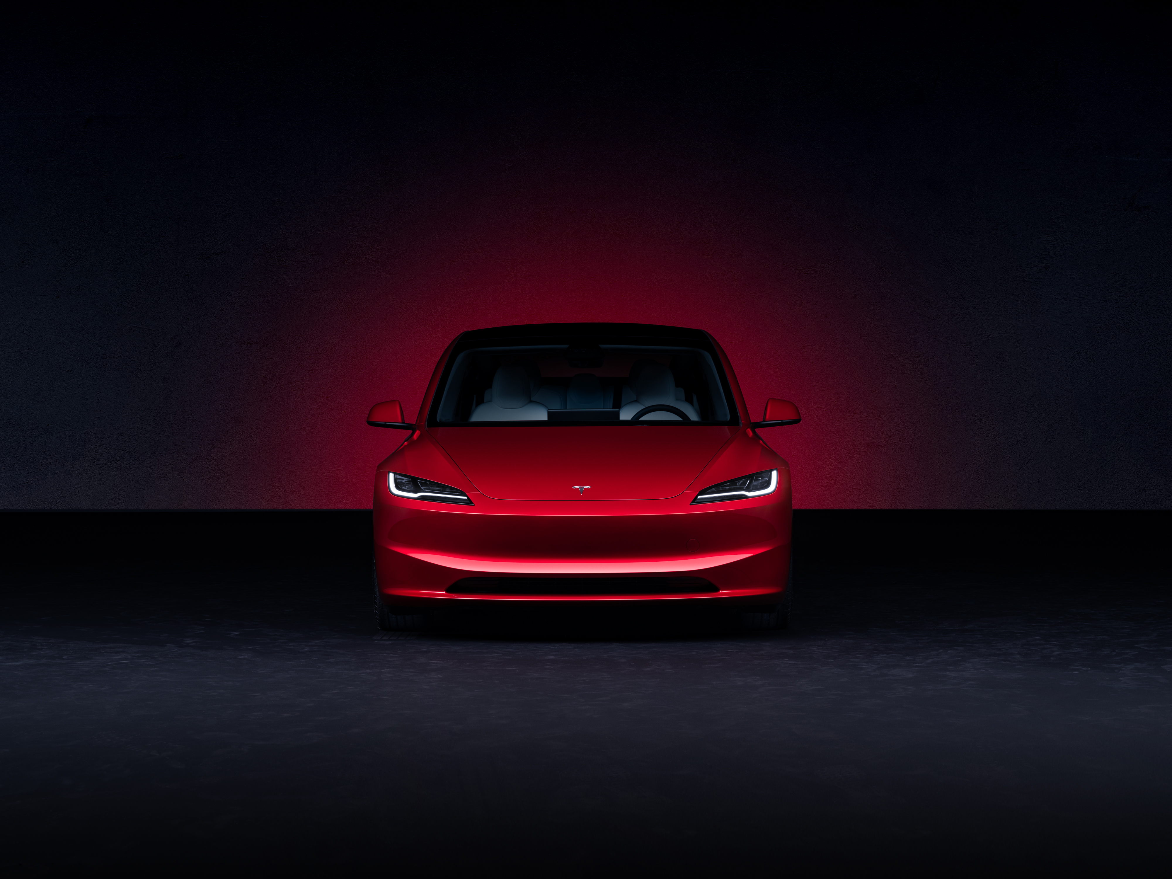 Ein roter Tesla Model 3 