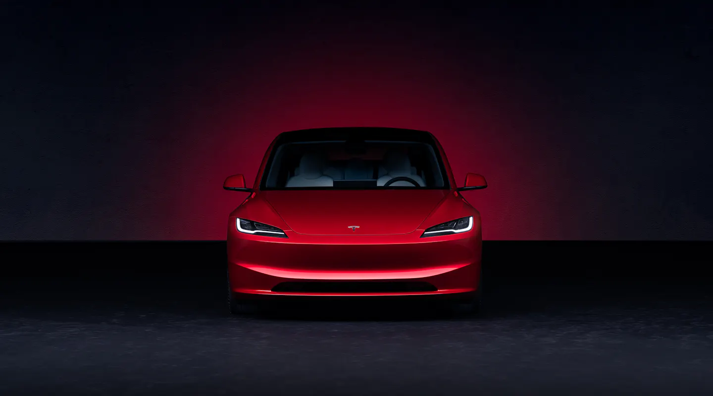 Ein roter Tesla Model 3