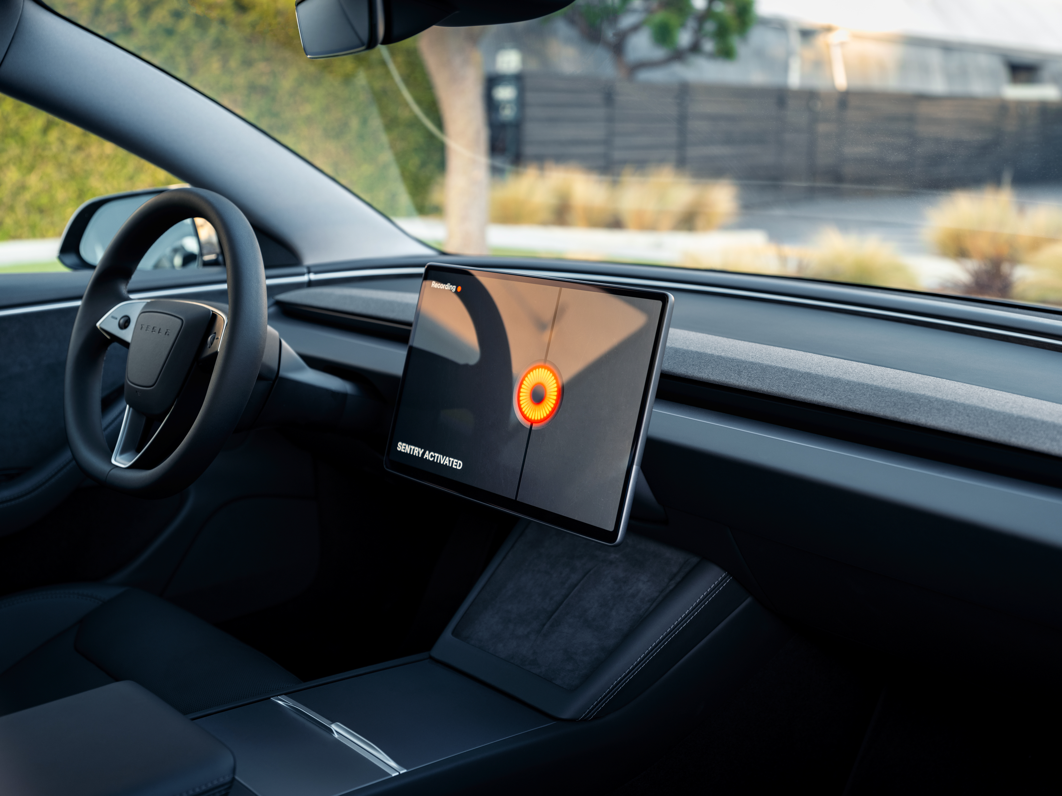 Lenkrad und Bildschirm im Tesla Model 3