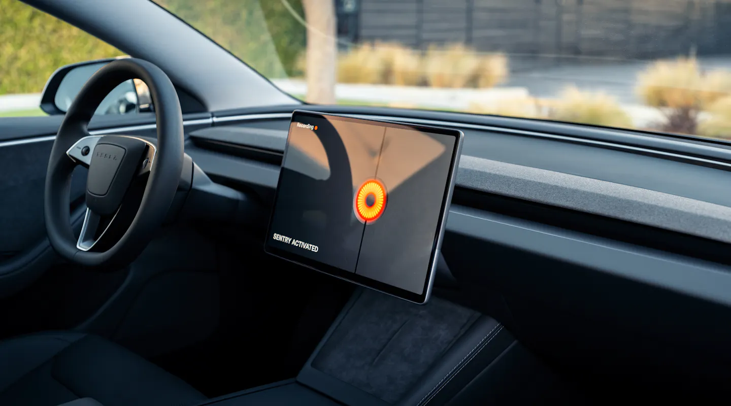 Lenkrad und Bildschirm im Tesla Model 3