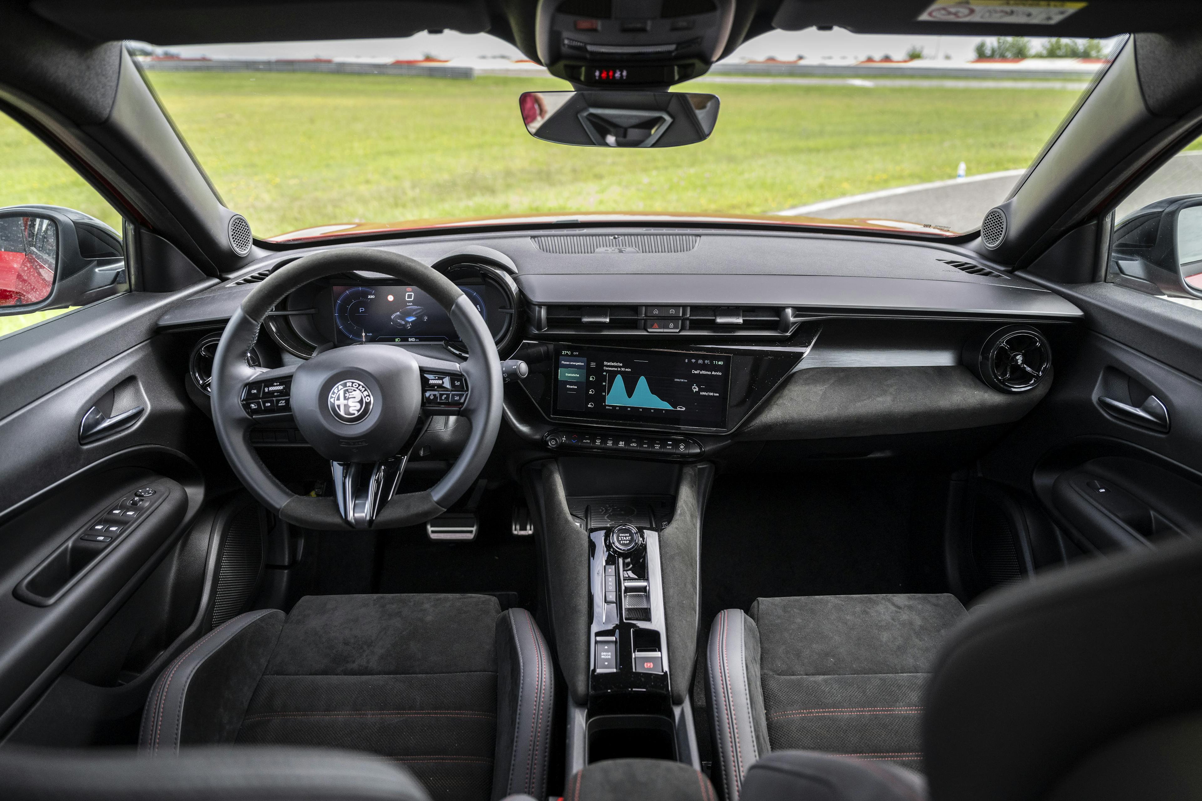 Das Cockpit dieses Alfa Romeo Junior zeigt eine moderne Innenraumgestaltung. Im Zentrum ruht ein 10,25 Zoll großer Touchscreen.