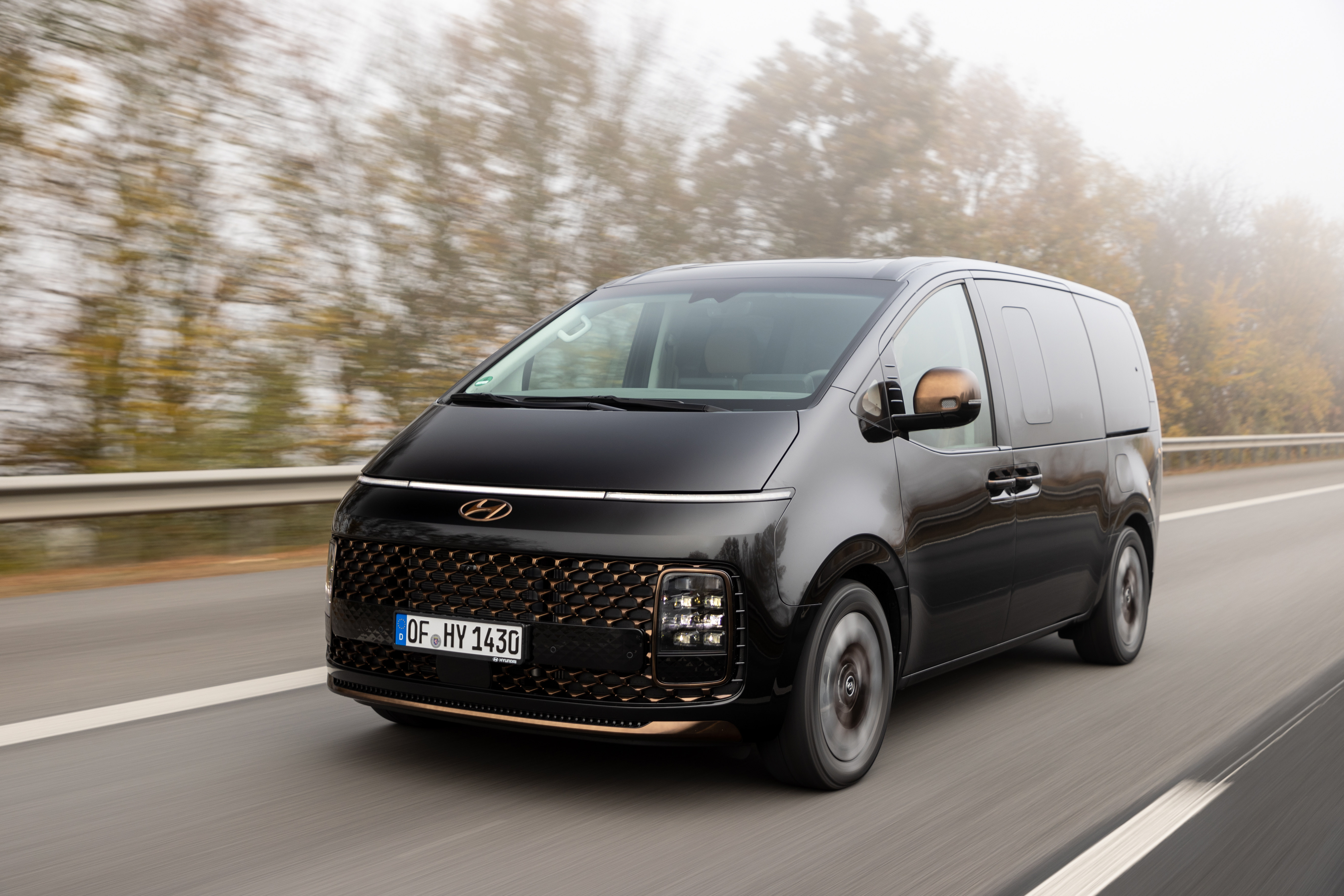 ein schwarzer Hyundai Staria fährt auf der Autobahn