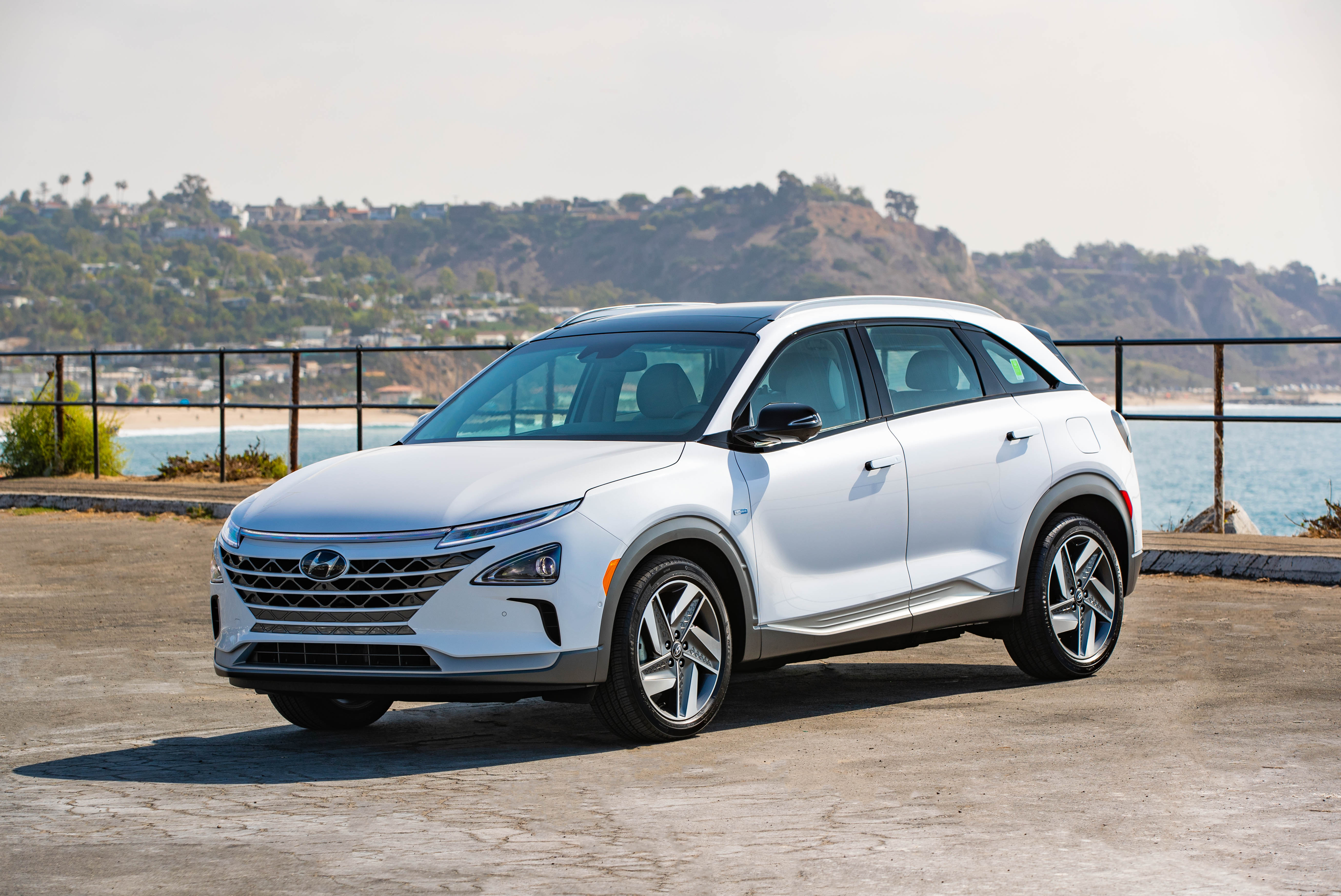 Ein weißer Hyundai Nexo steht am Meer