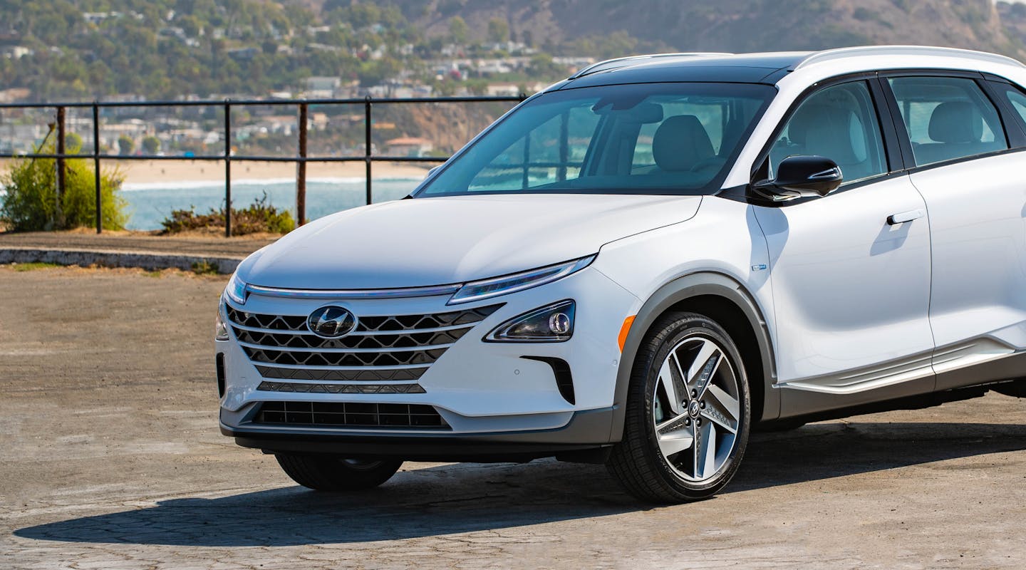 Ein weißer Hyundai Nexo steht am Meer