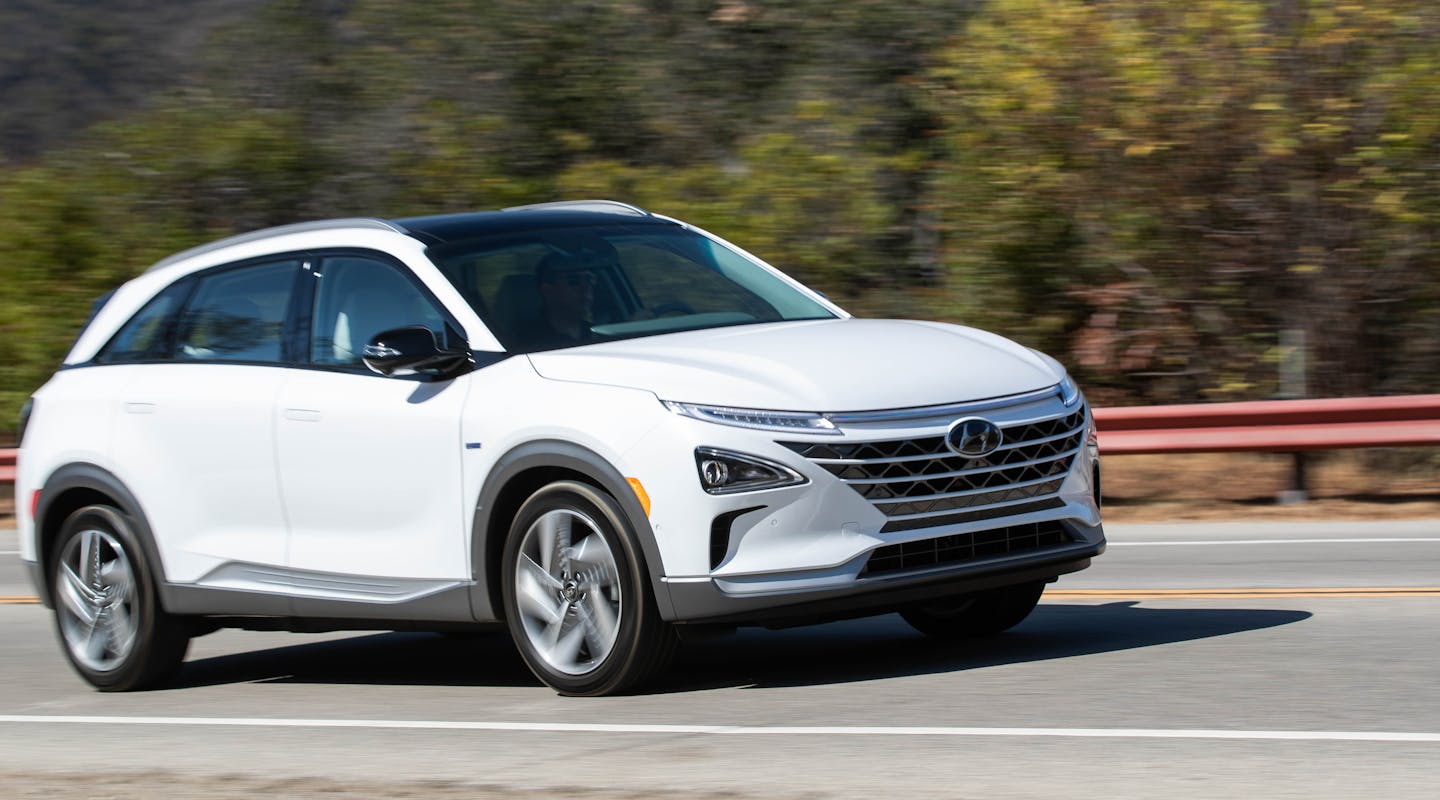 Ein weißer Hyundai Nexo fährt auf der Landstraße