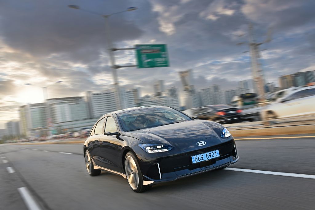 Ein schwarzer Hyundai IONIQ 6 fährt auf einer Autobahn