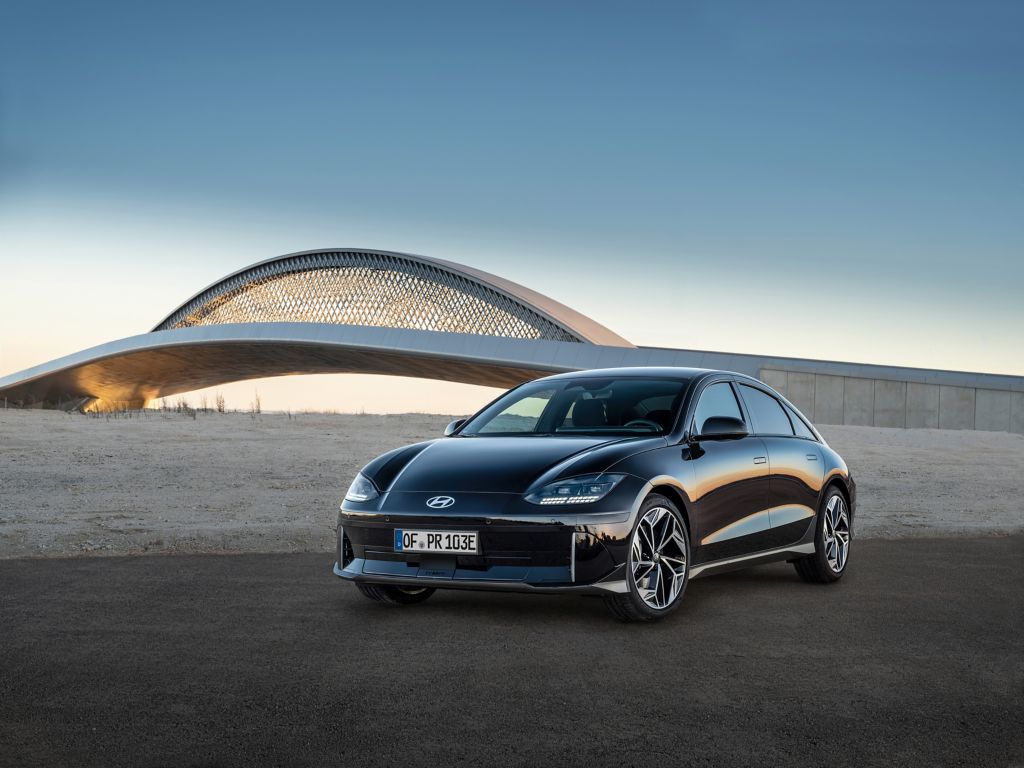 Ein schwarzer Hyundai IONIQ 6 steht vor einem Gebäude