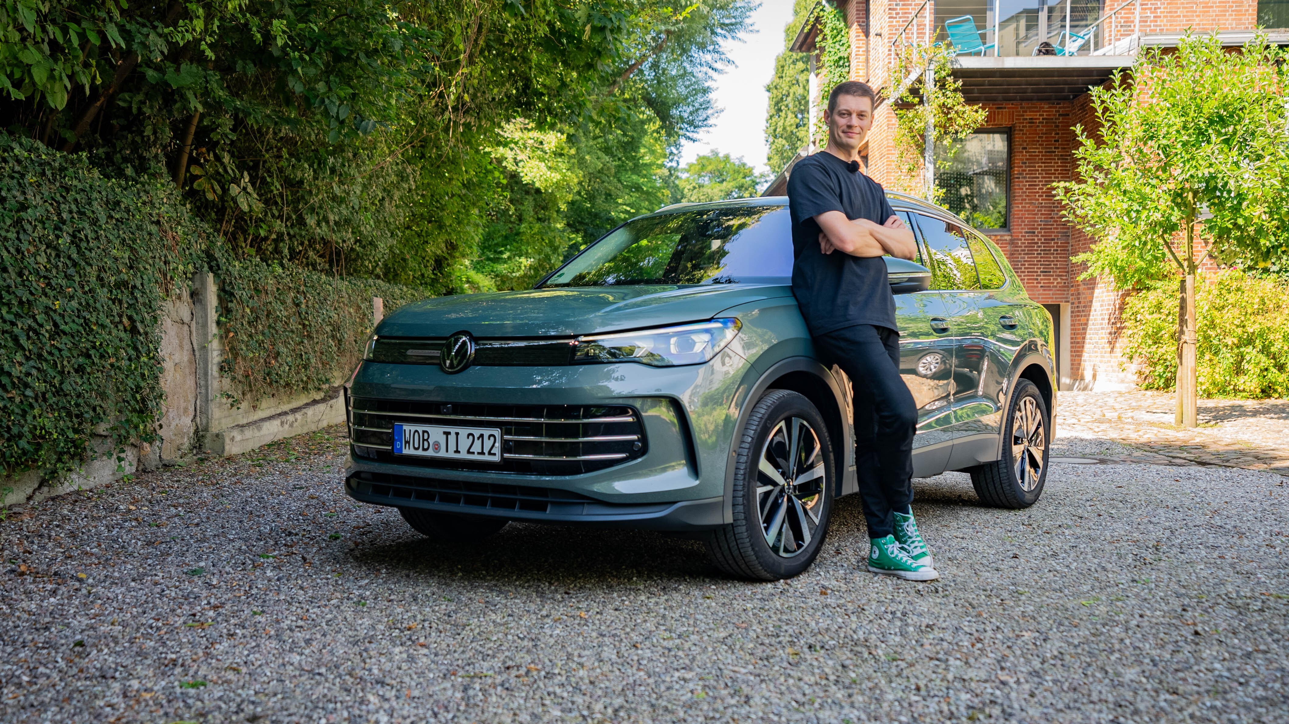 Redakteur Peter R. Fischer steht am VW Tiguan 3.