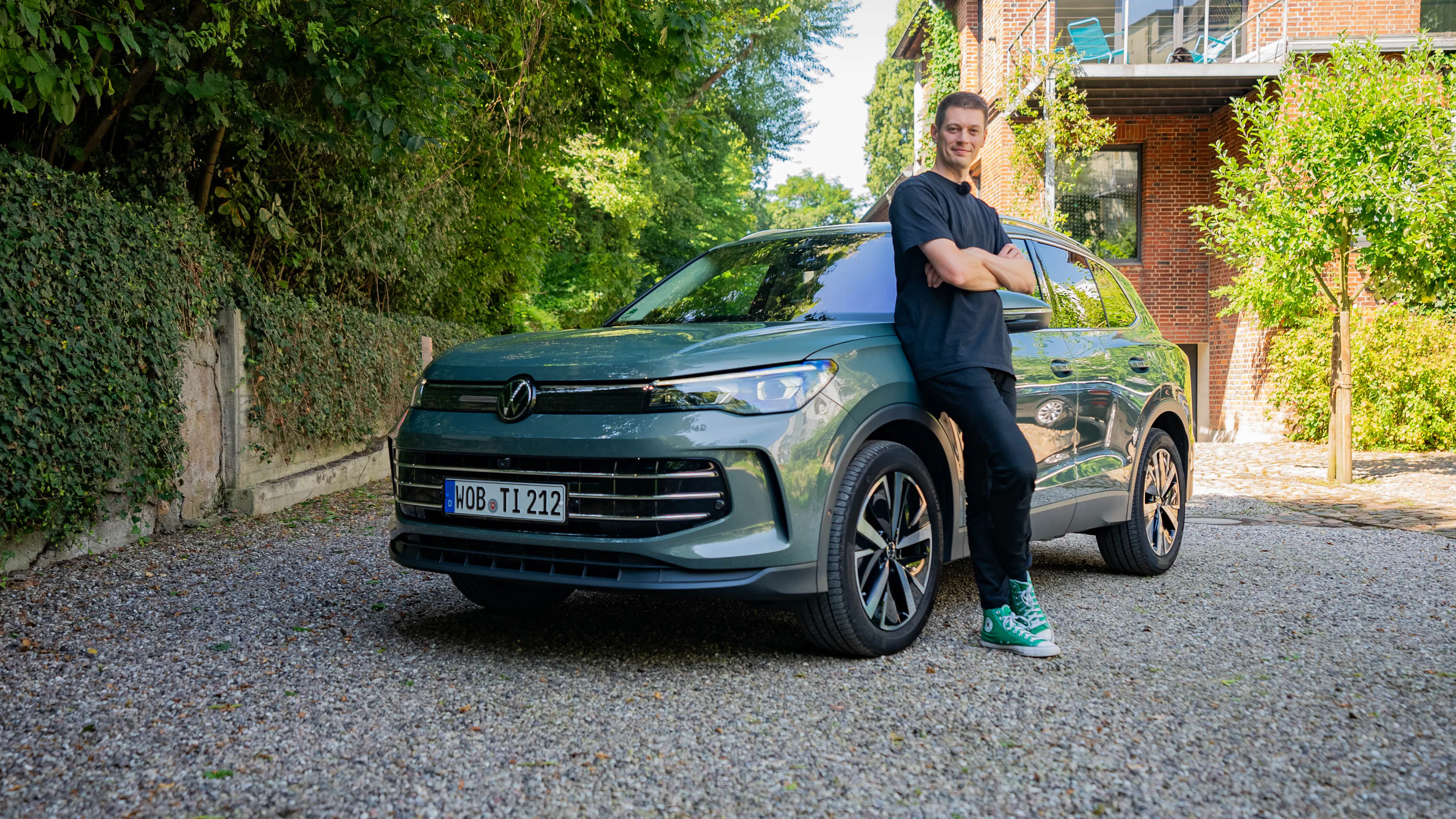 Redakteur Peter R. Fischer steht am VW Tiguan 3.