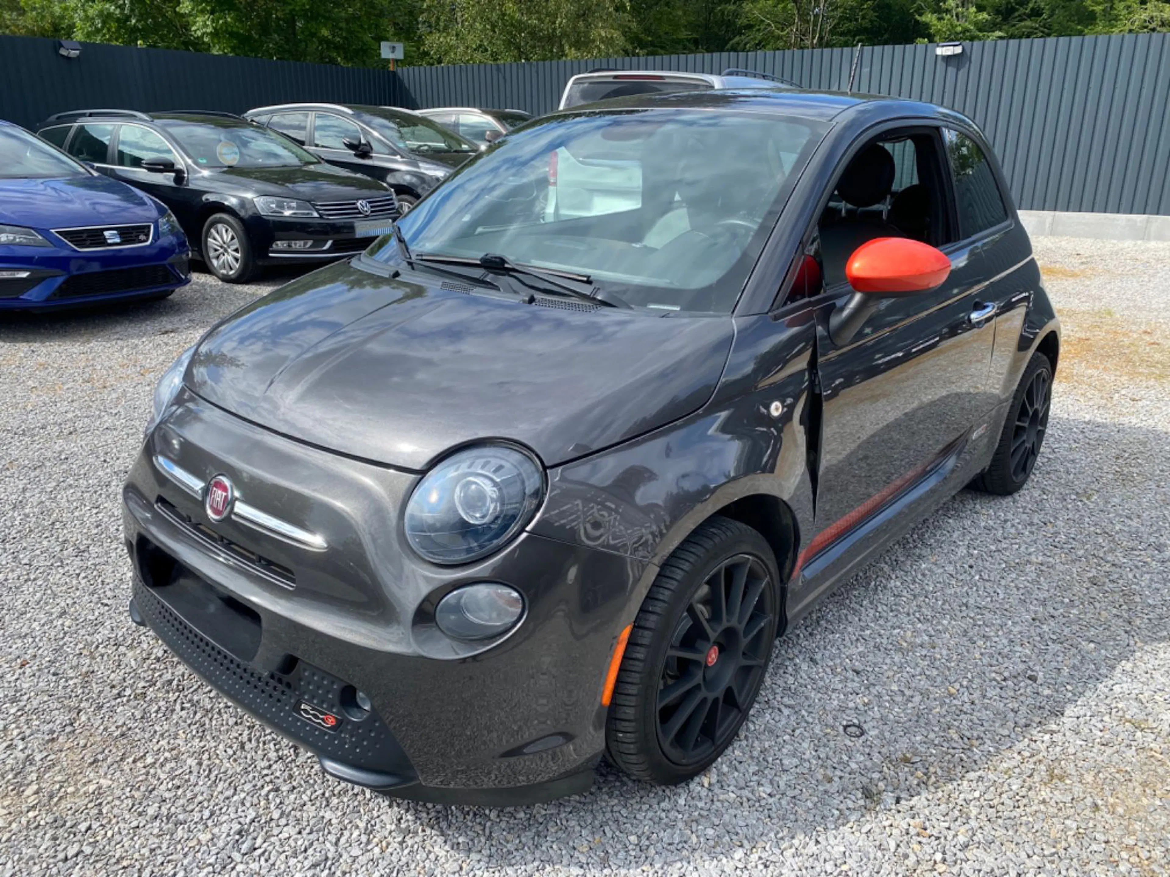 Ein gebrauchter Fiat 500e auf dem Hof eines Autohändlers.