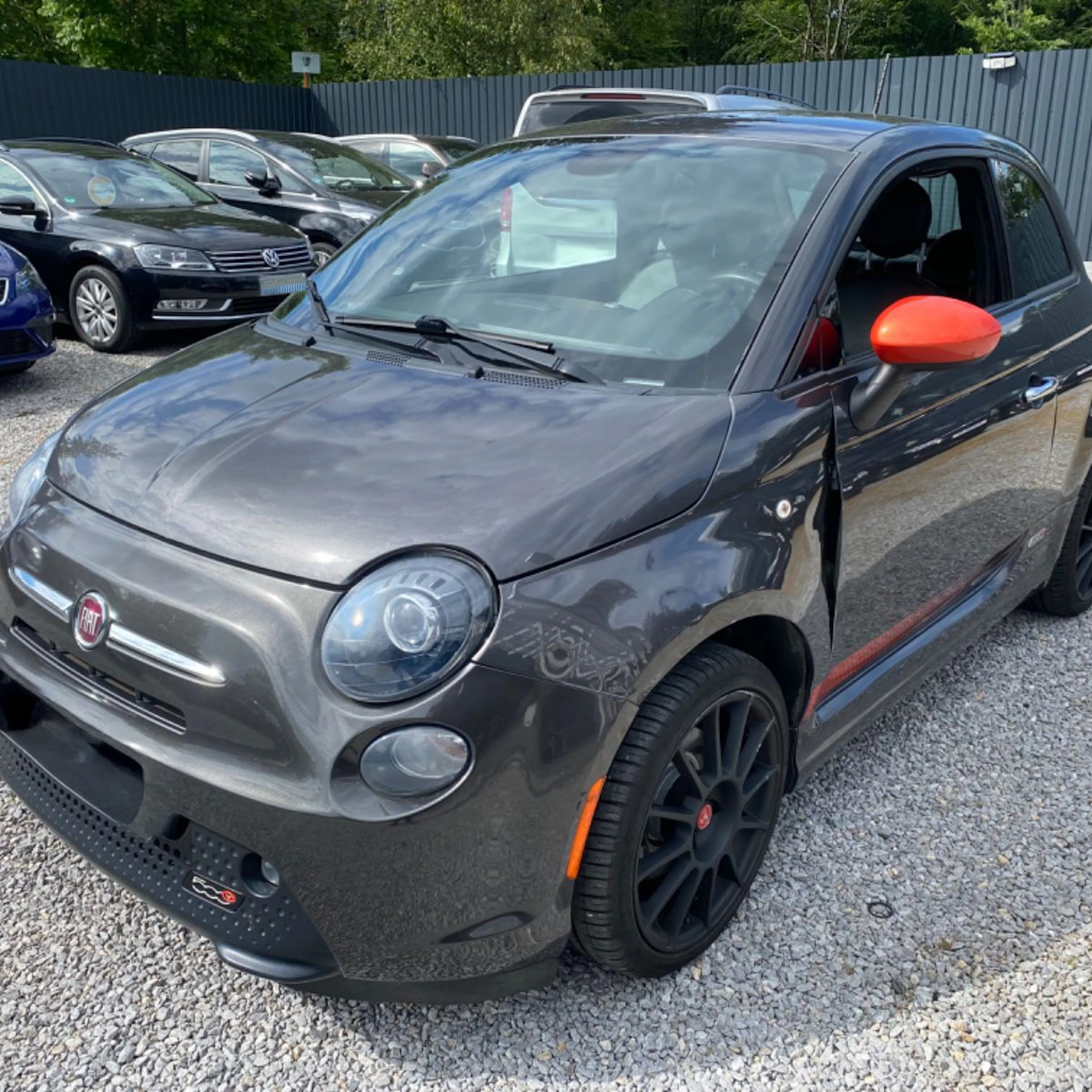 Ein gebrauchter Fiat 500e auf dem Hof eines Autohändlers.