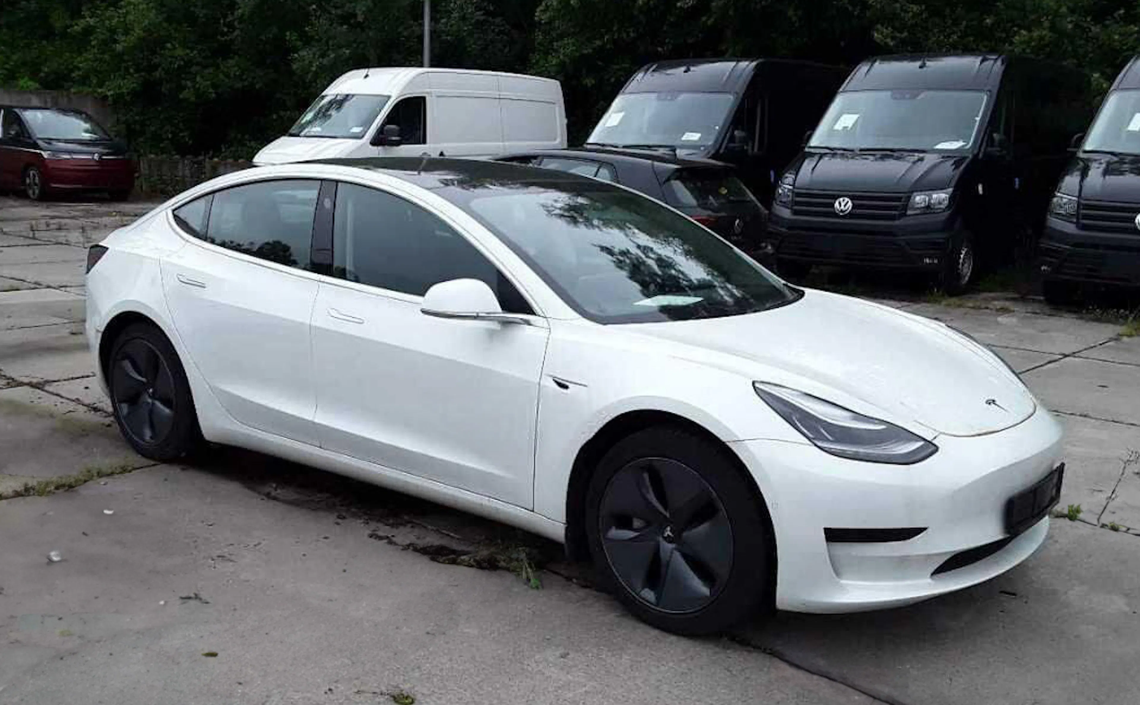 Ein gebrauchtes Tesla Model 3 auf dem Hof eines Autohändlers.