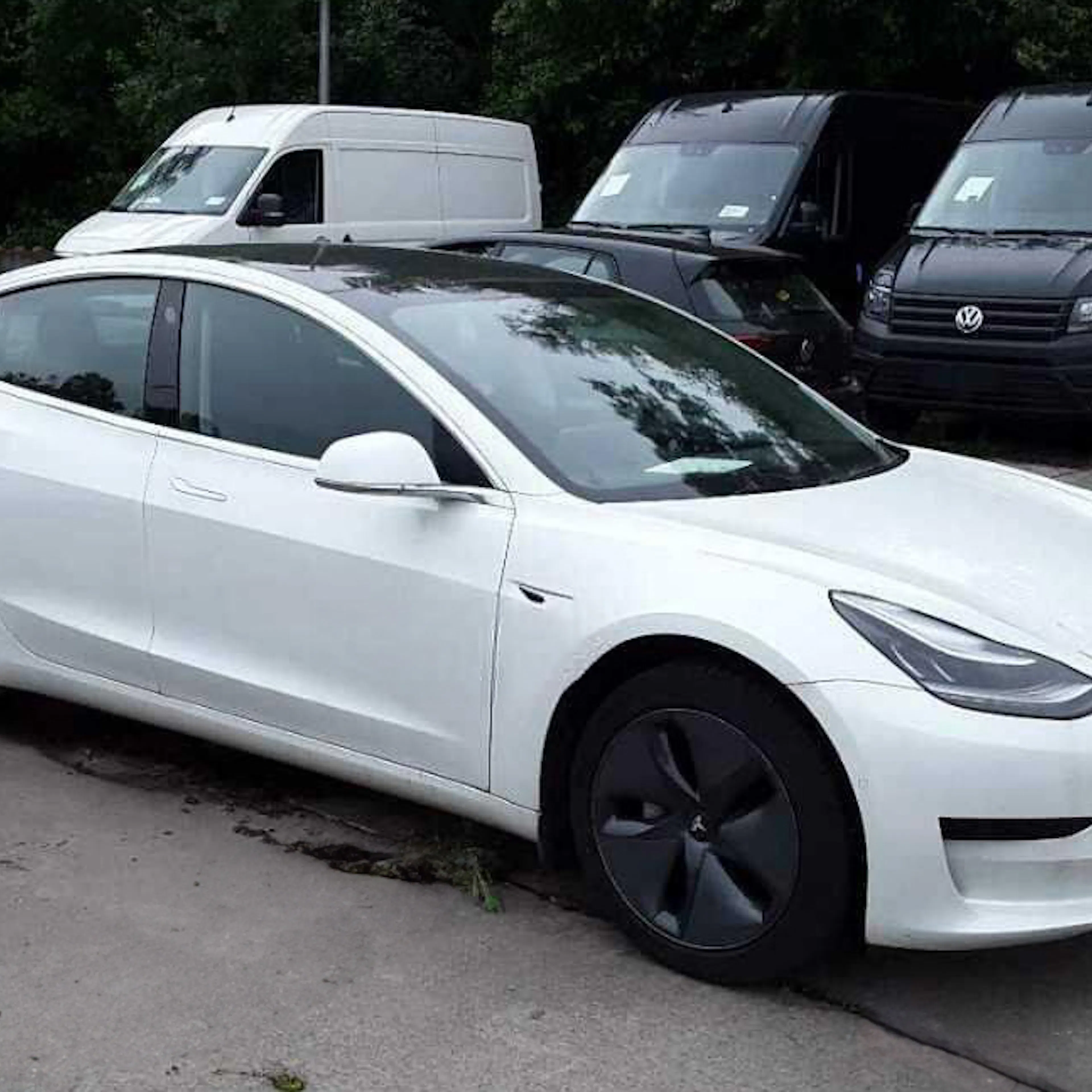 Ein gebrauchtes Tesla Model 3 auf dem Hof eines Autohändlers.