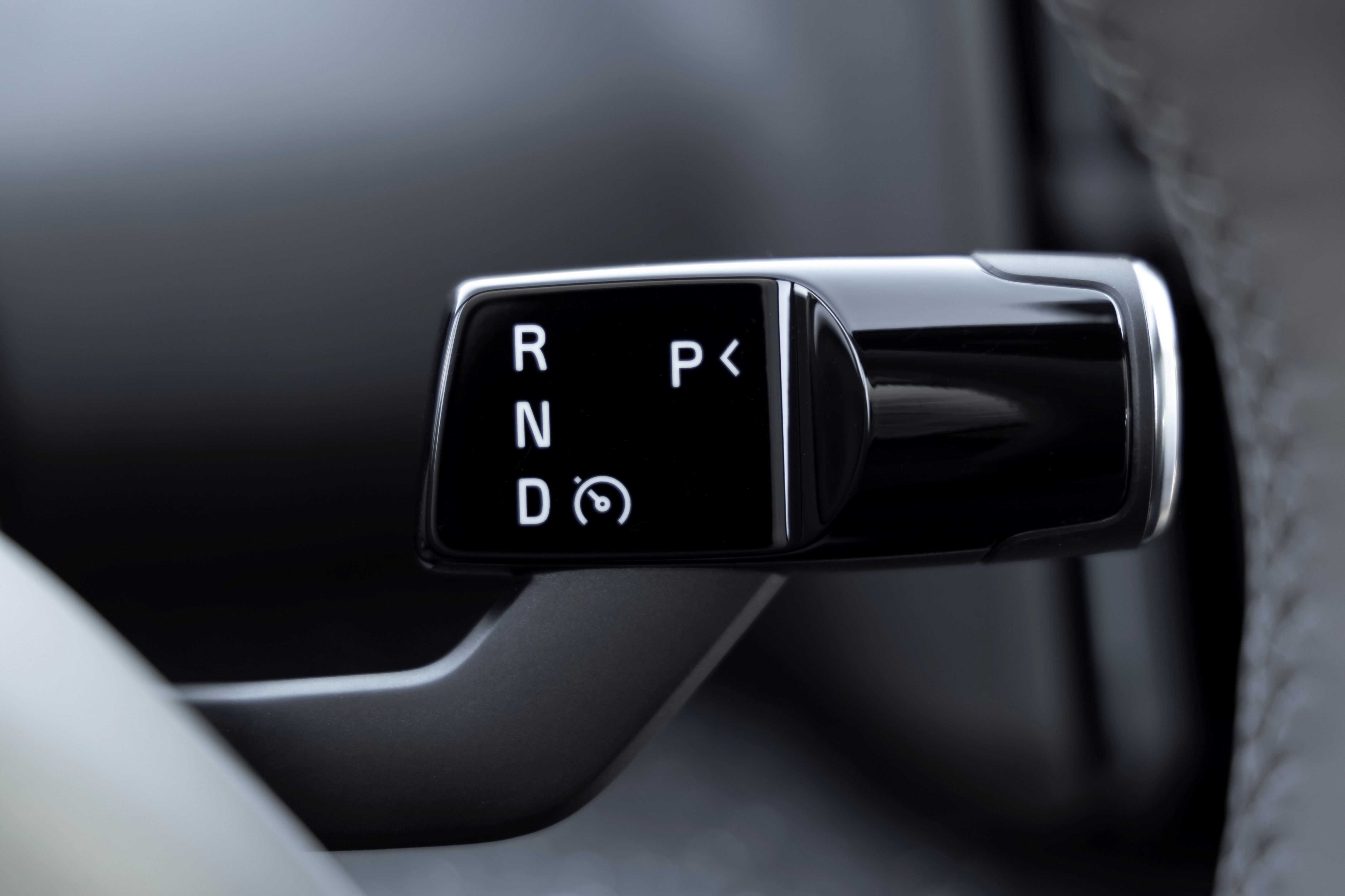 Der Schalthebel in einem Volvo EX30 