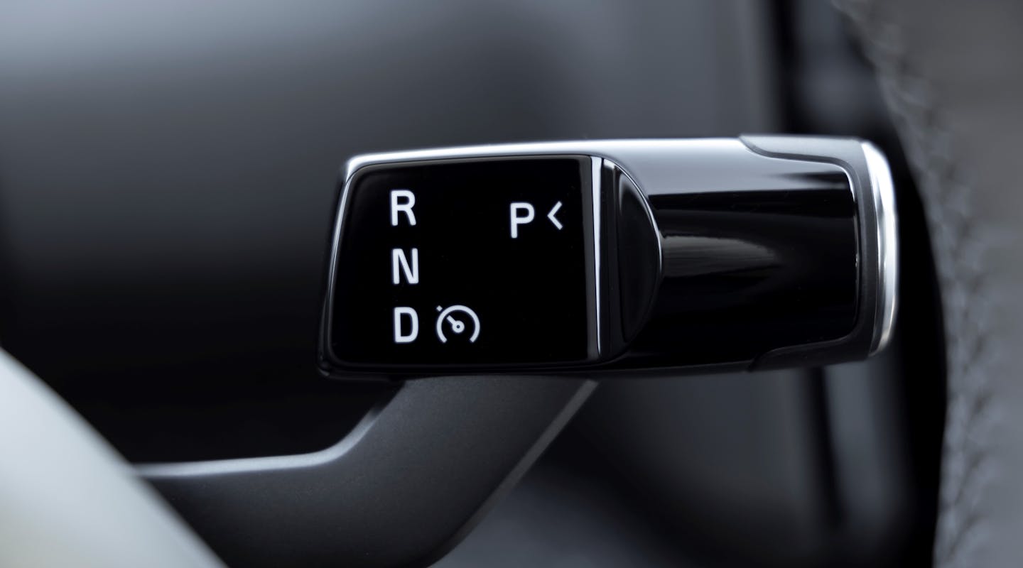 Der Schalthebel in einem Volvo EX30