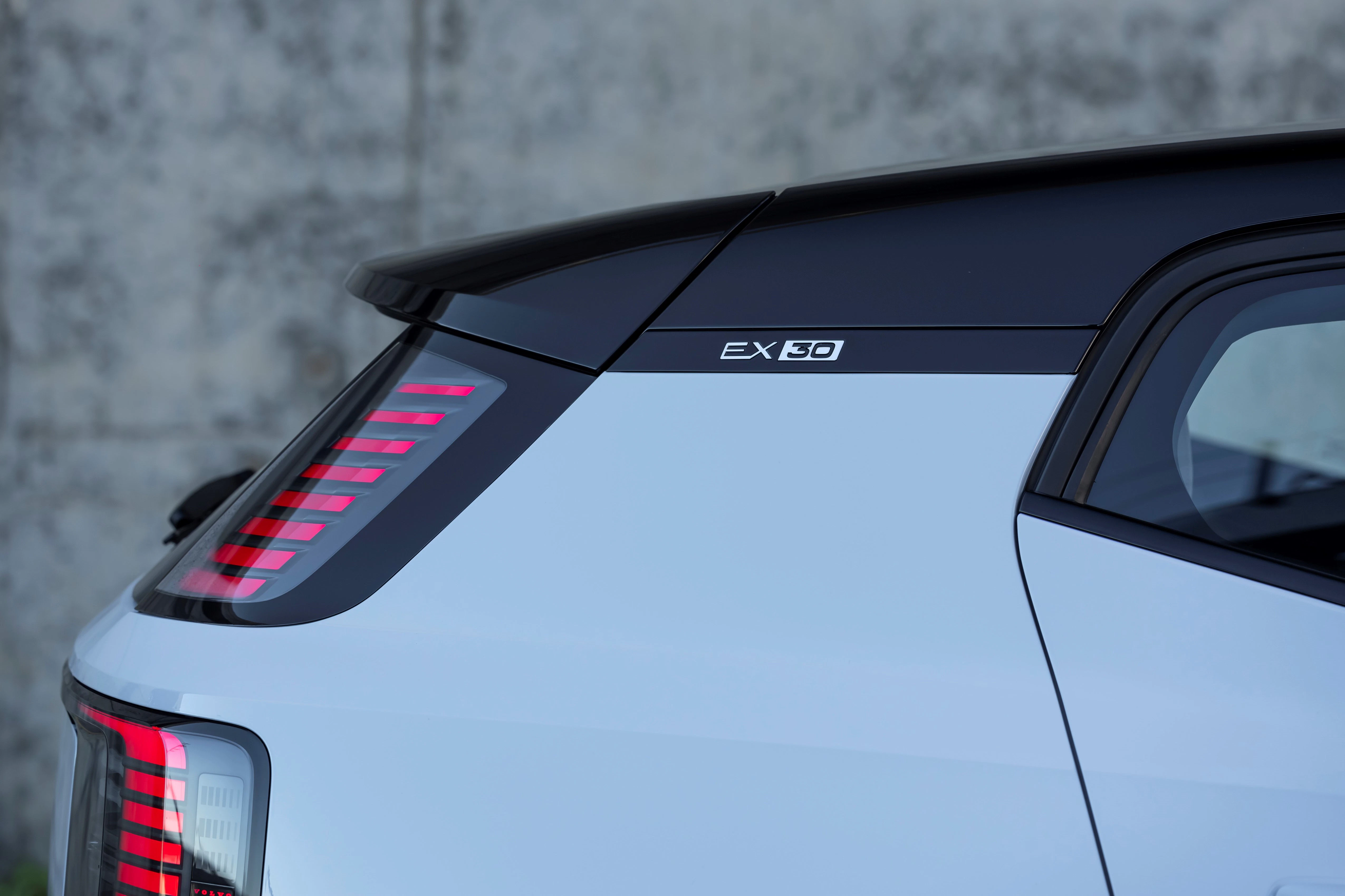 Der Schriftzug am Heck eines Volvo EX30