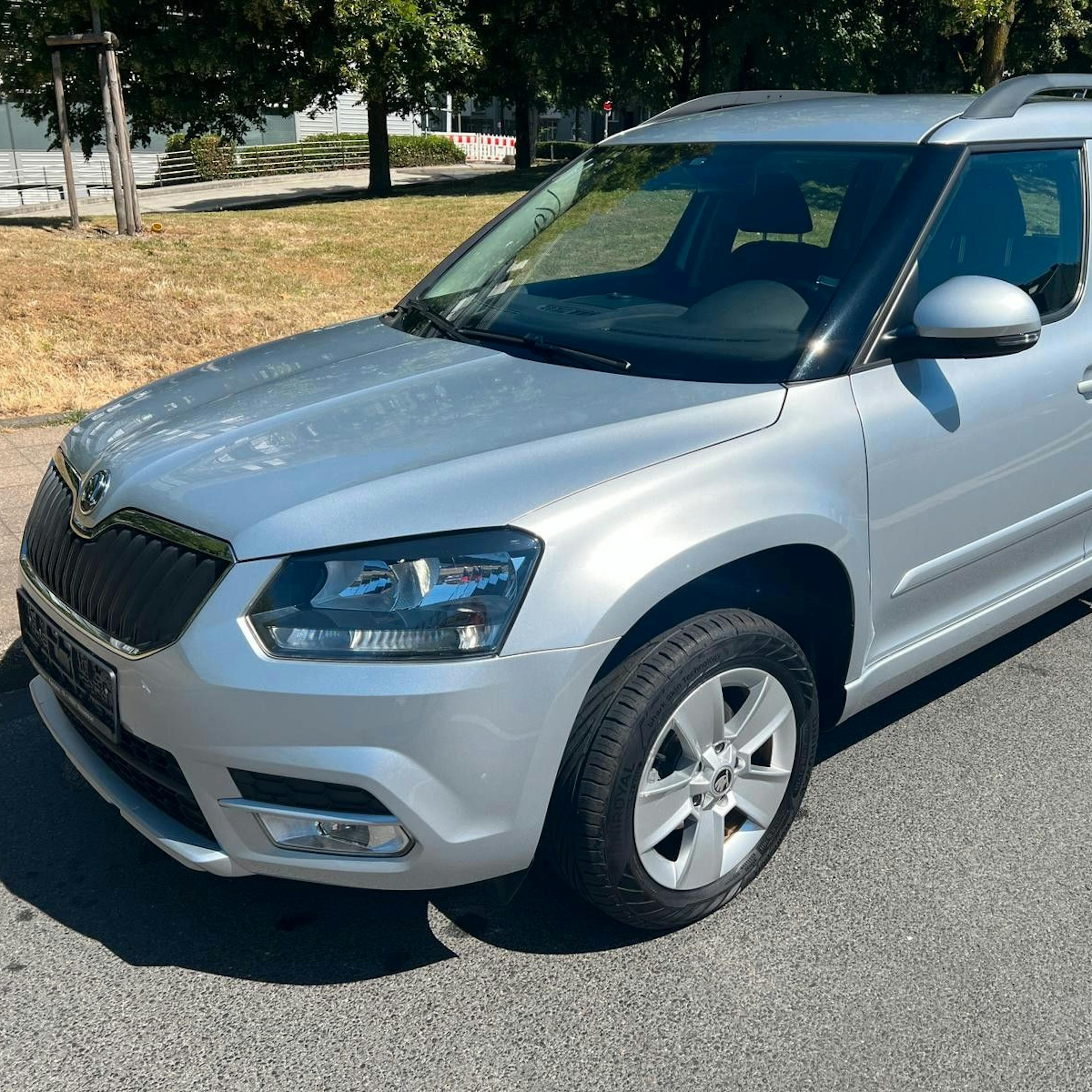 A gray Skoda Yeti on a road