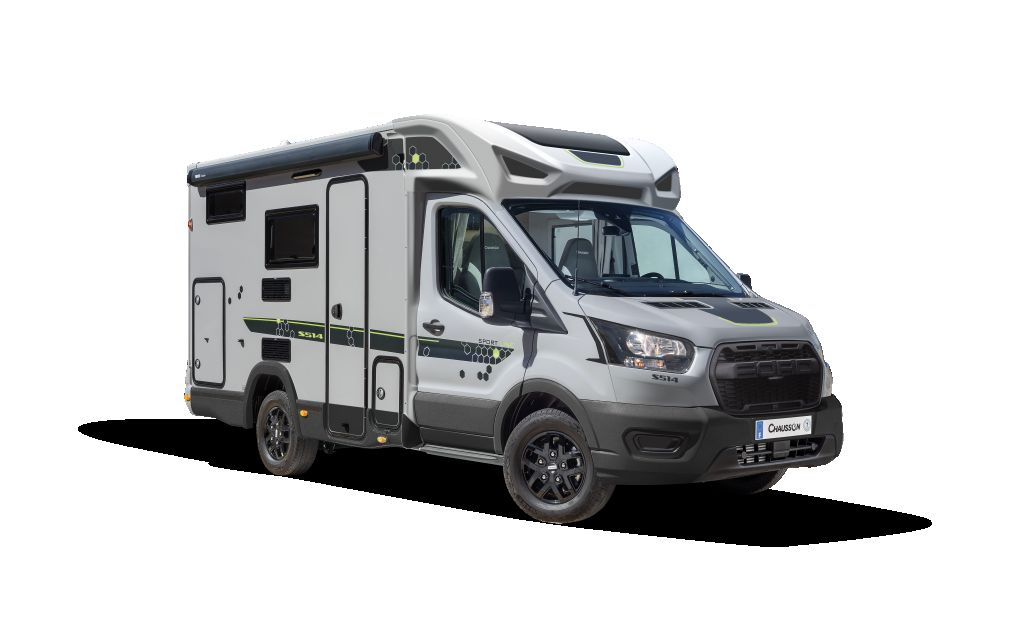 Ein graues Wohnmobil von Chausson, Modelljahr 2024, basierend auf einem Ford-Transit-Fahrgestell.