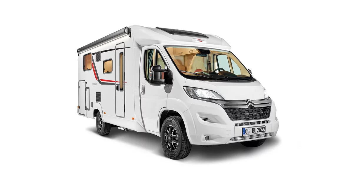 Ein weißes Wohnmobil der Marke Bürstner auf weißem Hintergrund. Der Innenraum ist ausgeleuchtet.