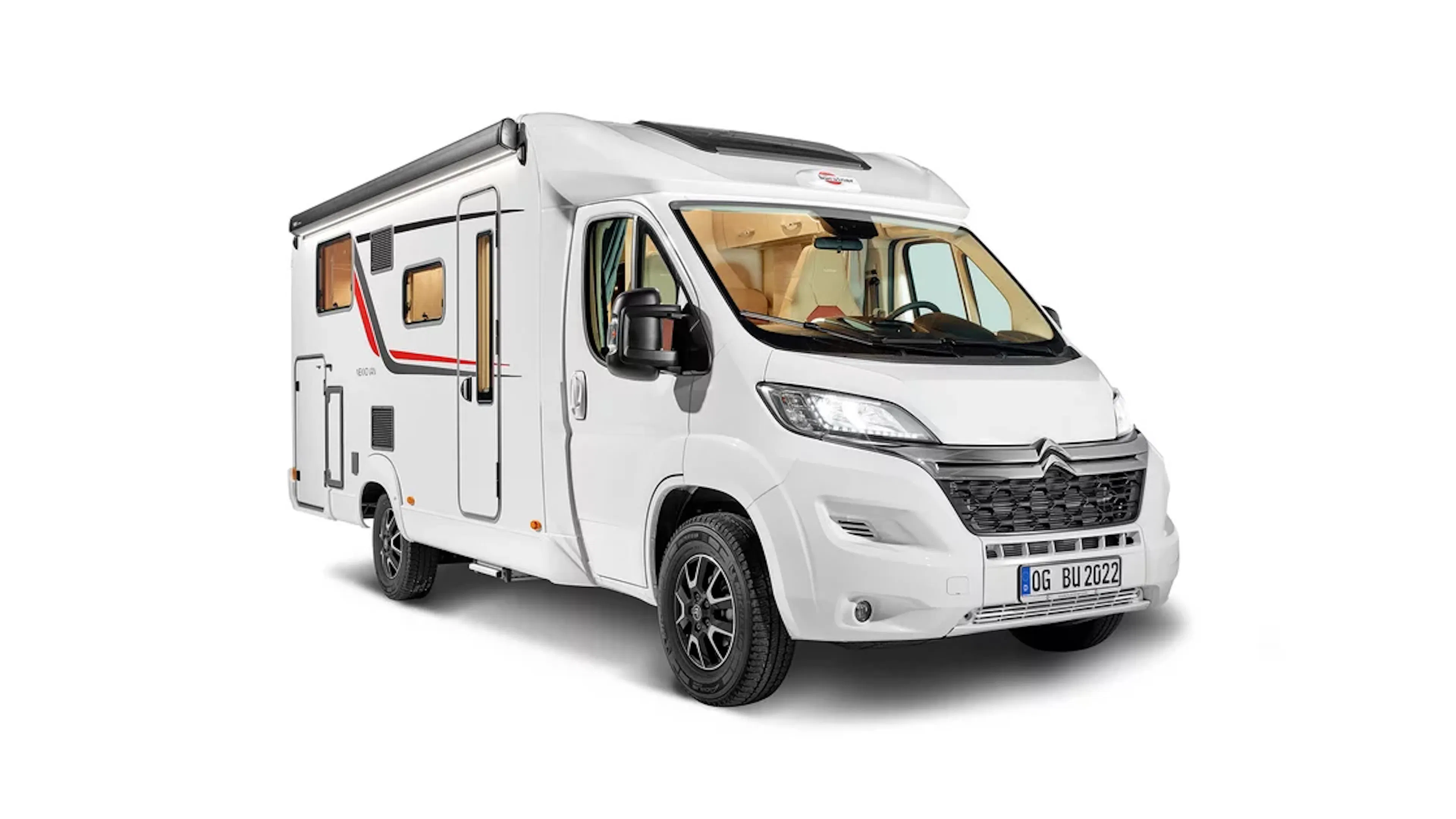 Ein weißes Wohnmobil der Marke Bürstner auf weißem Hintergrund. Der Innenraum ist ausgeleuchtet.